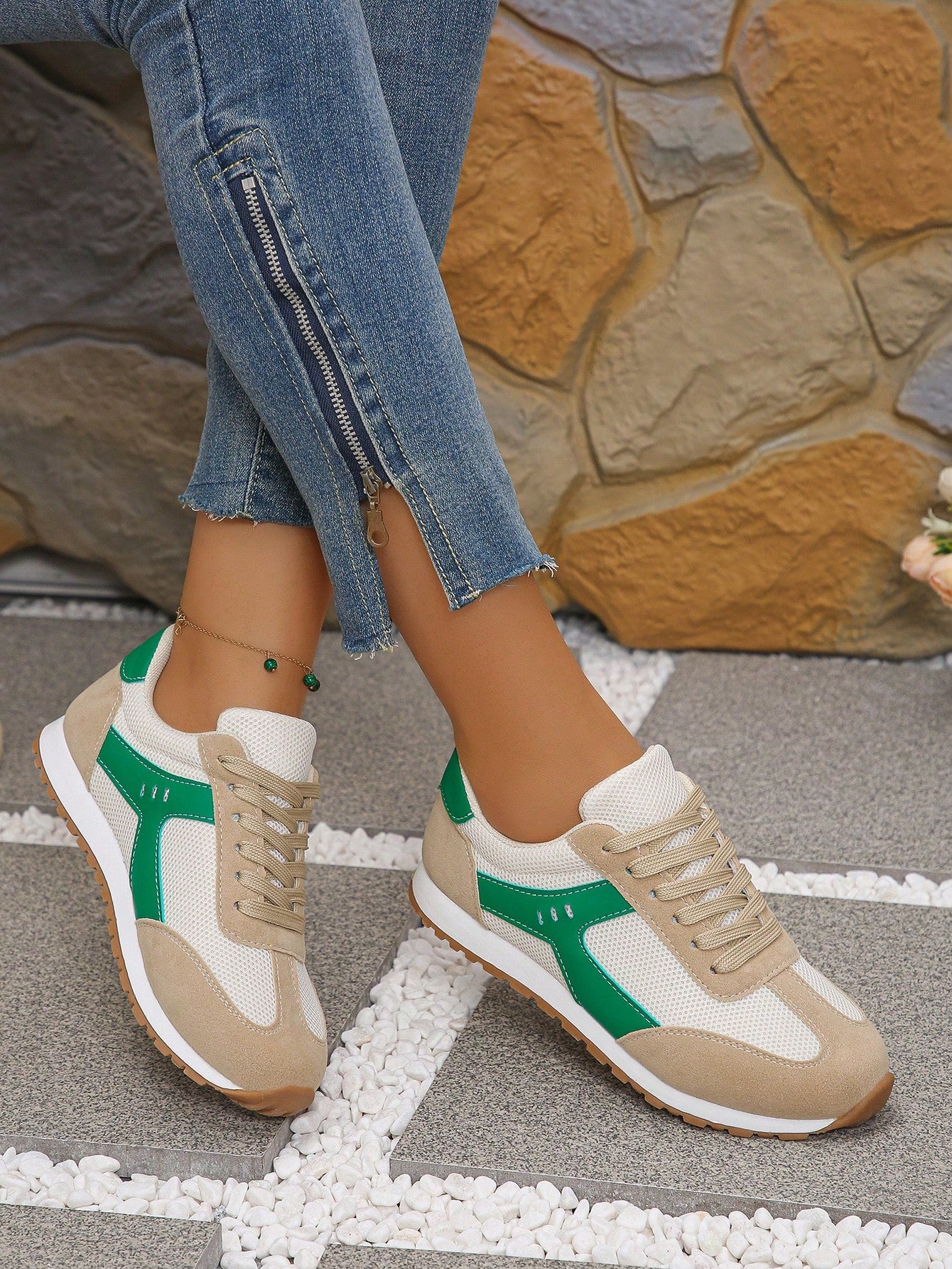 Tênis Esportivo Leve Com Recortes Contrastantes