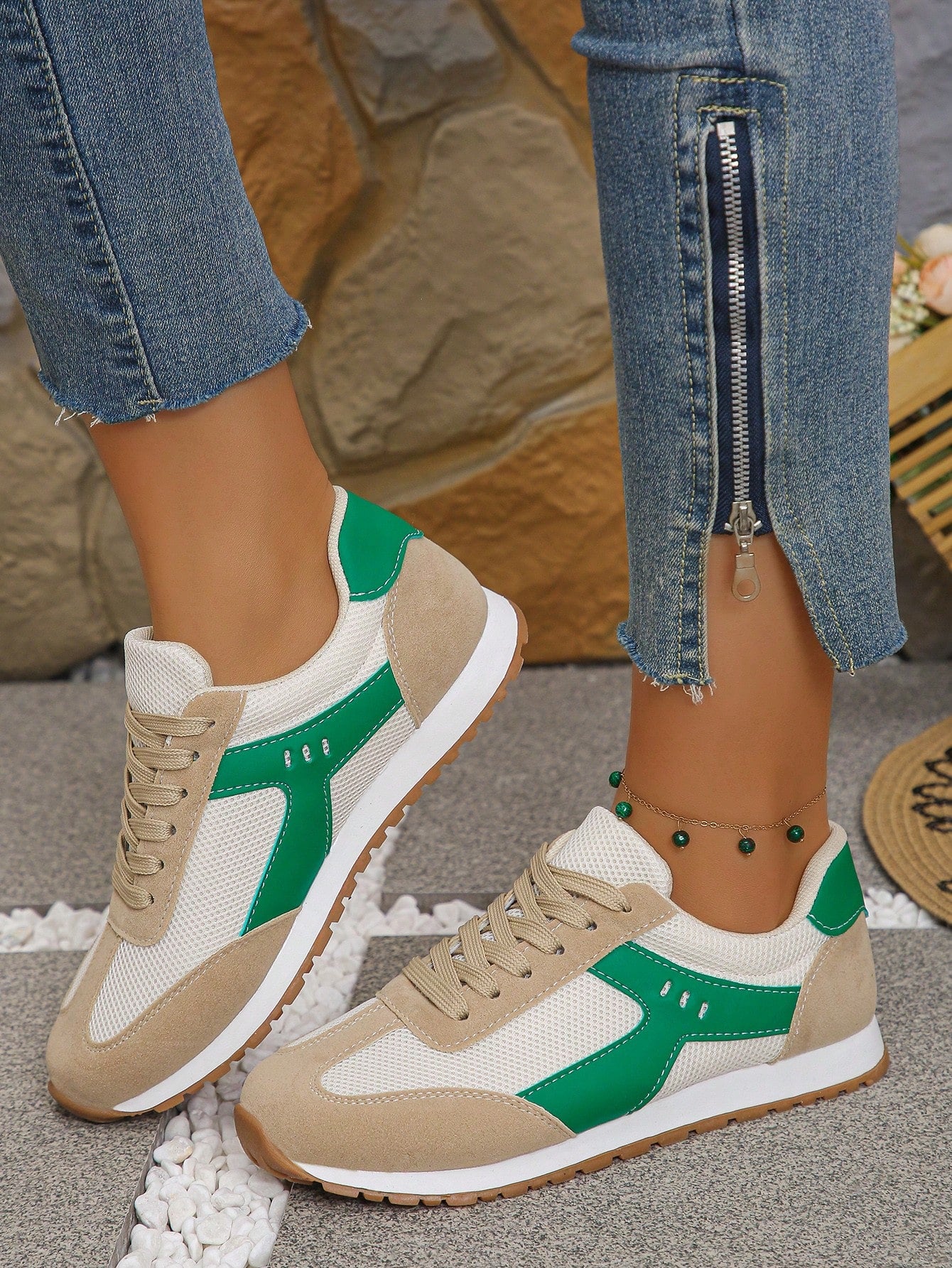 Tênis Esportivo Leve Com Recortes Contrastantes