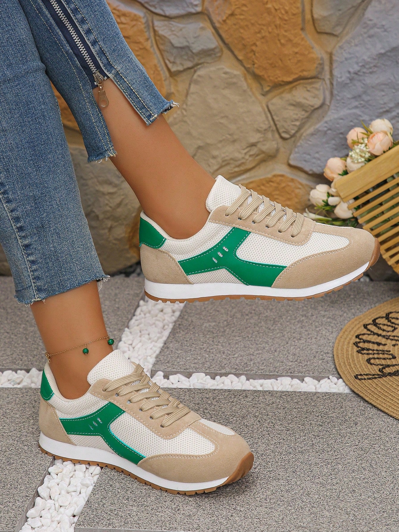 Tênis Esportivo Leve Com Recortes Contrastantes