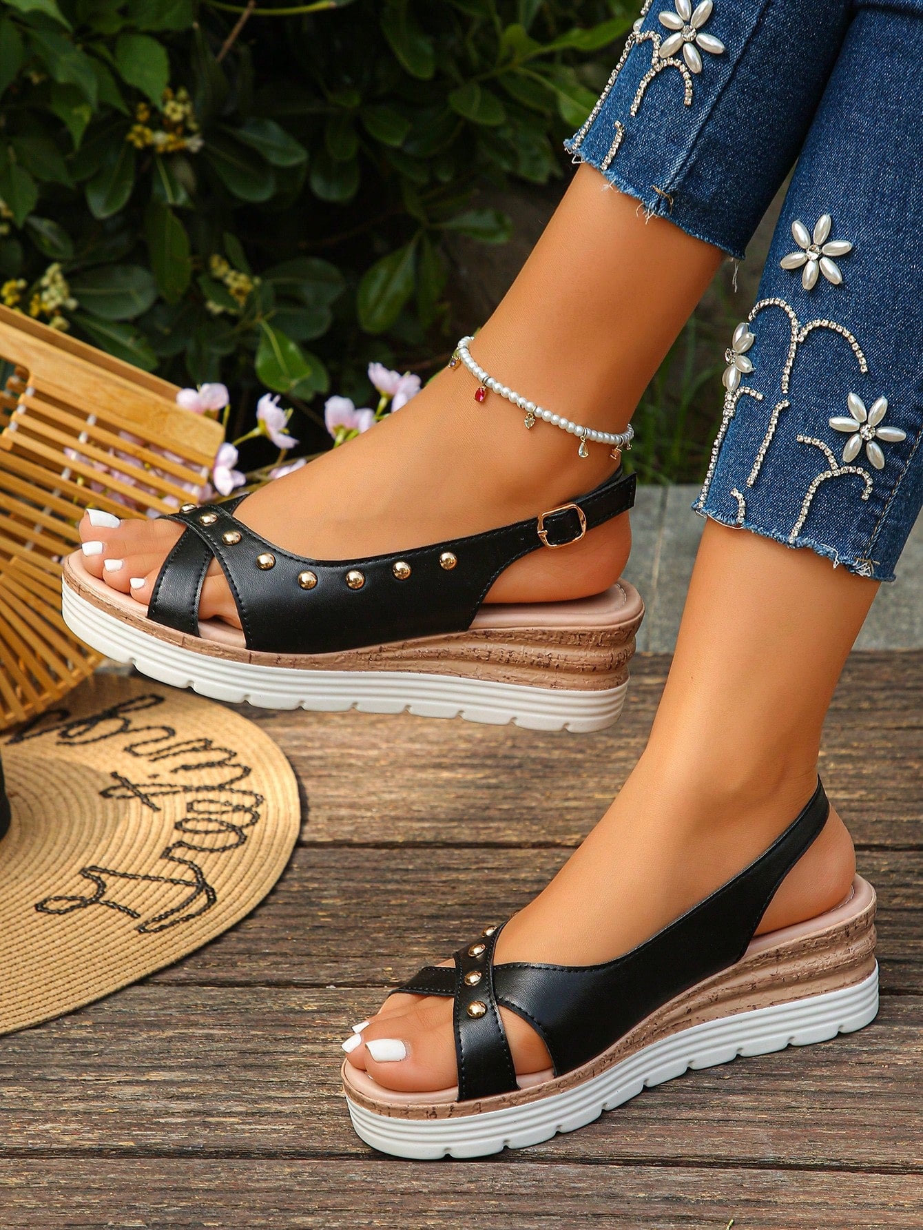 Sandália Anabela Com Detalhes De Tachas Modernas
