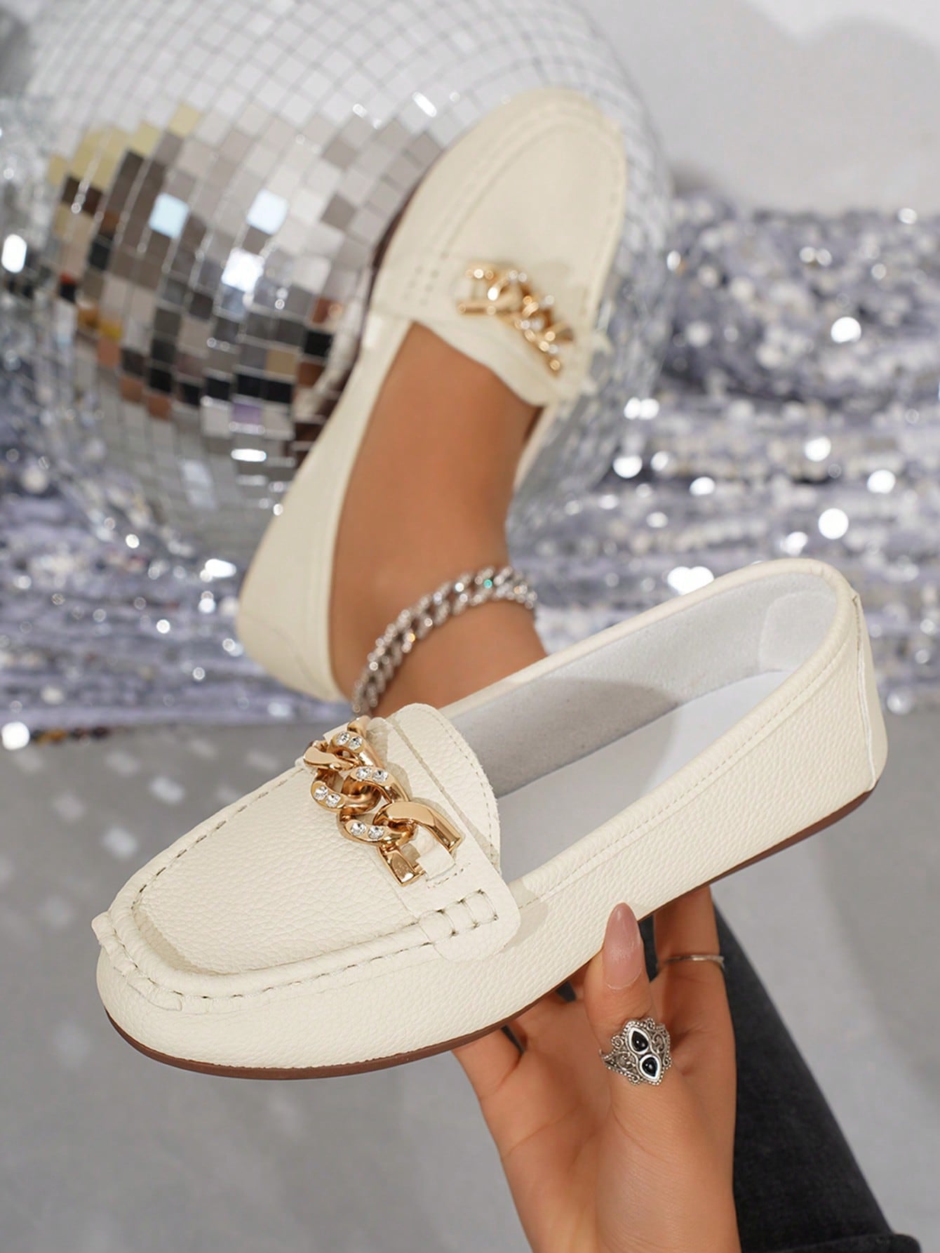 Sapatilha Mocassim Com Corrente Metálica Elegante