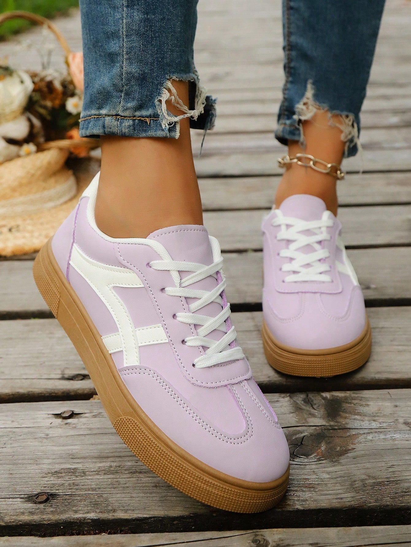 Tênis Casual Retrô Com Detalhes Laterais E Sola Antiderrapante