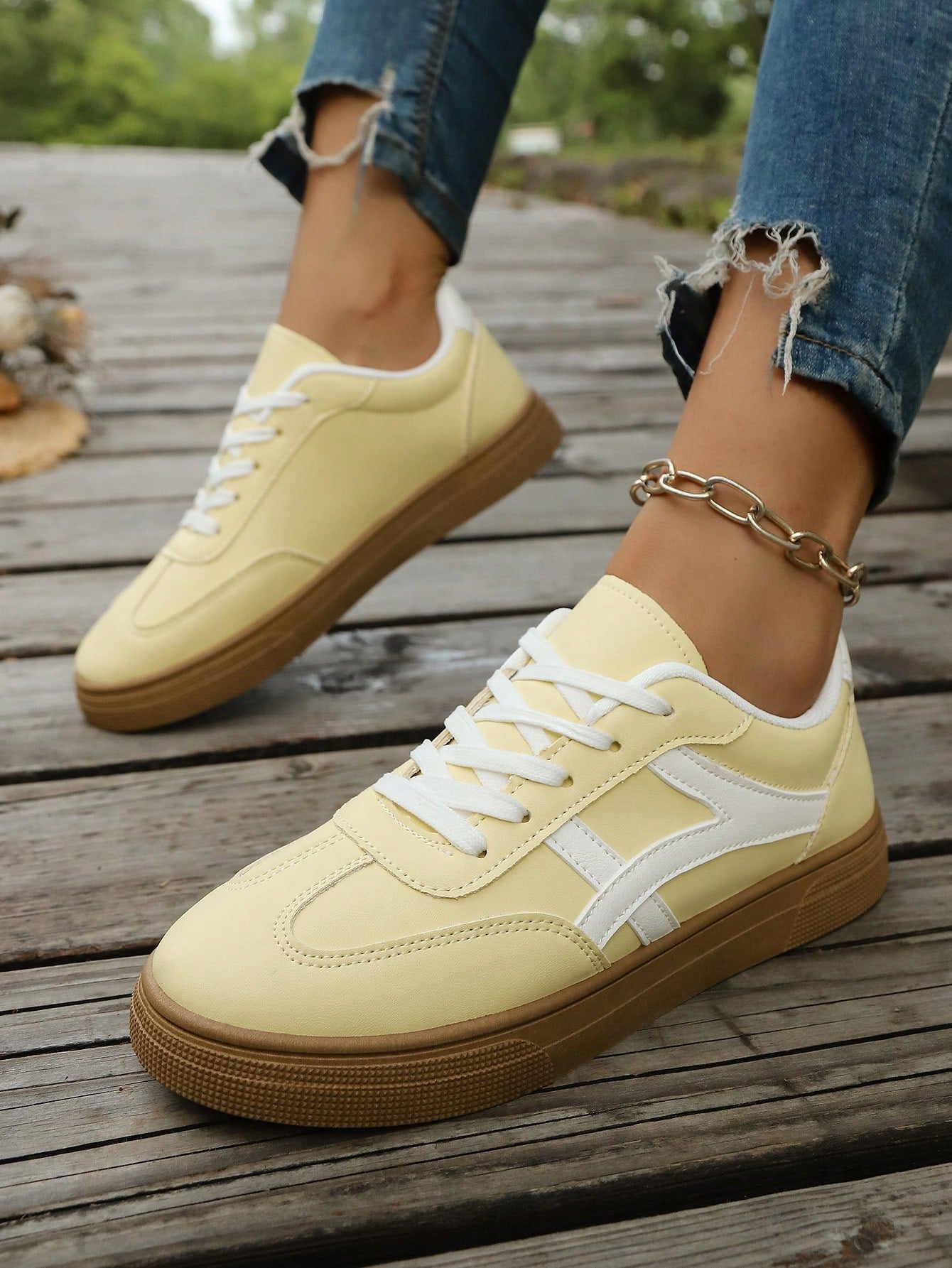 Tênis Casual Retrô Com Detalhes Laterais E Sola Antiderrapante