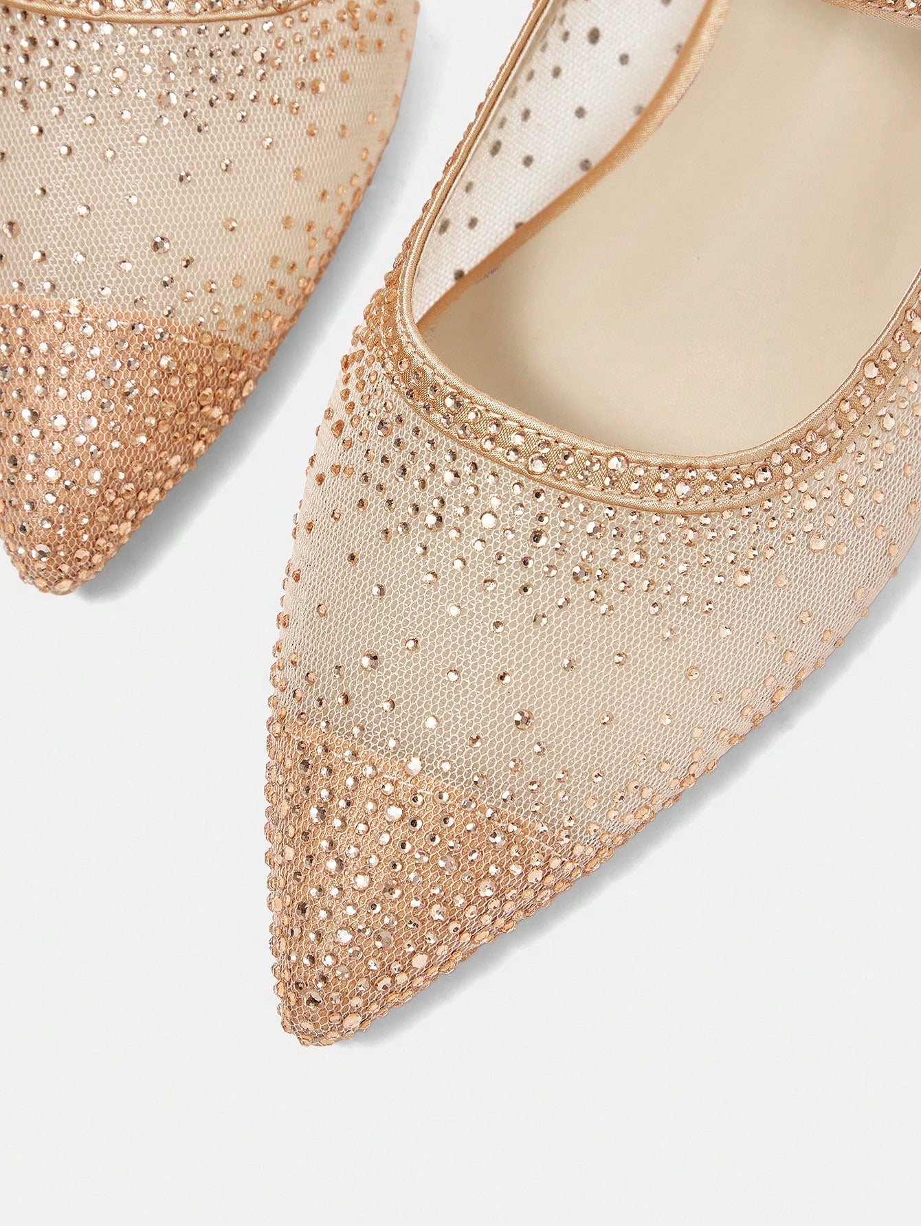 Sapatilha Bico Fino com Strass e Tira Elegante