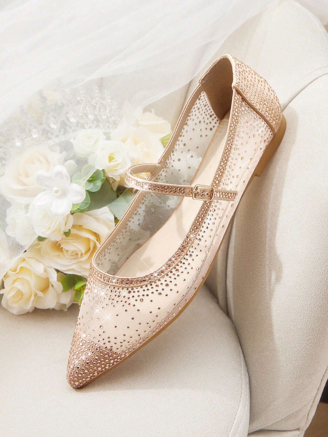 Sapatilha Bico Fino com Strass e Tira Elegante
