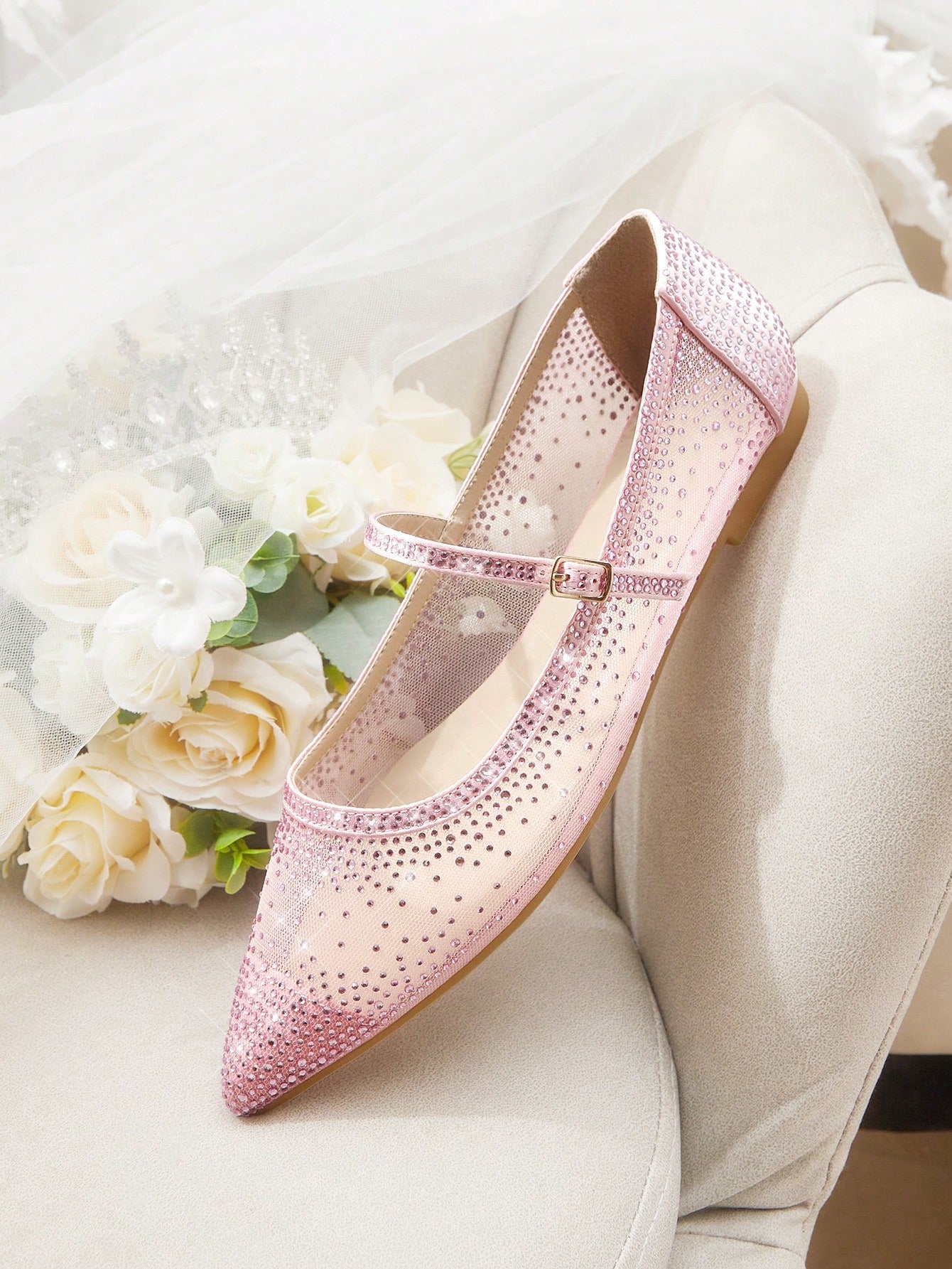 Sapatilha Bico Fino com Strass e Tira Elegante