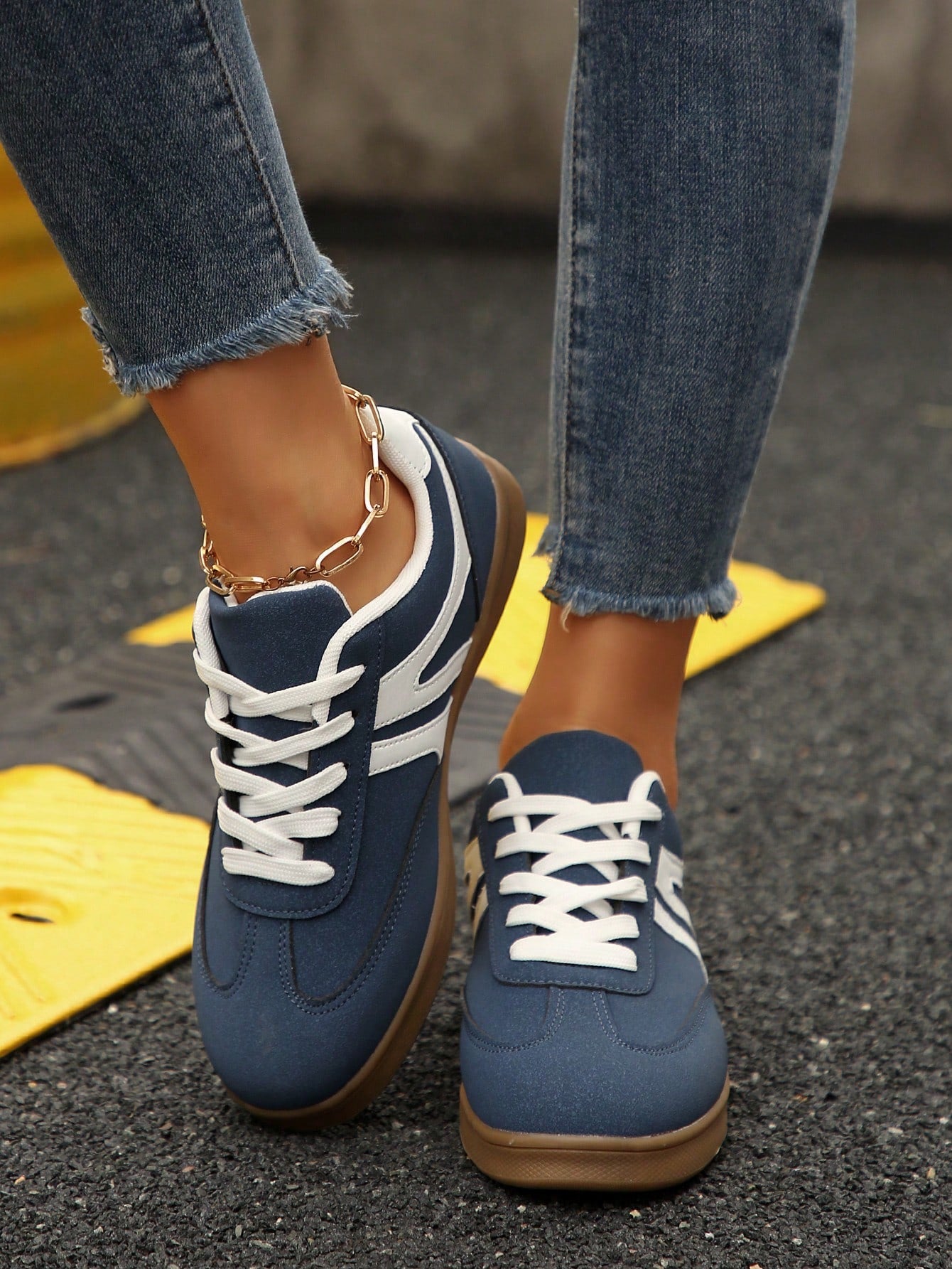 Tênis Casual Retrô Com Detalhe Lateral E Solado Reto