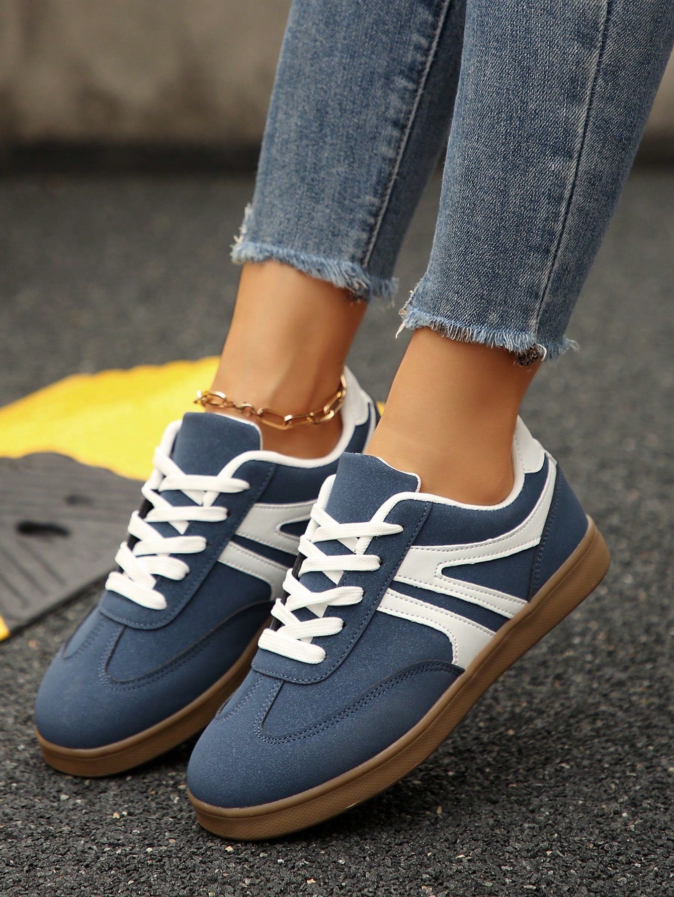 Tênis Casual Retrô Com Detalhe Lateral E Solado Reto