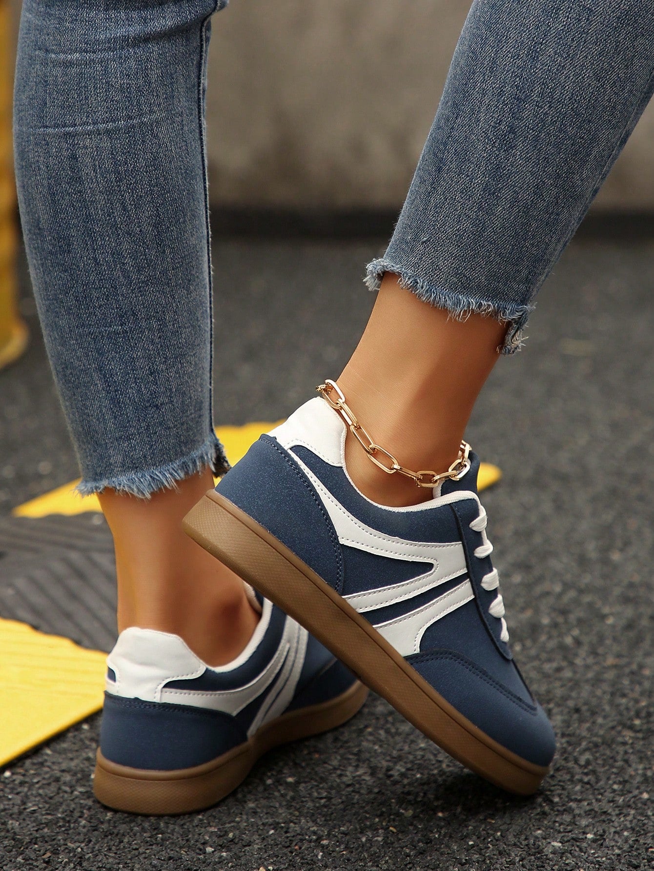 Tênis Casual Retrô Com Detalhe Lateral E Solado Reto