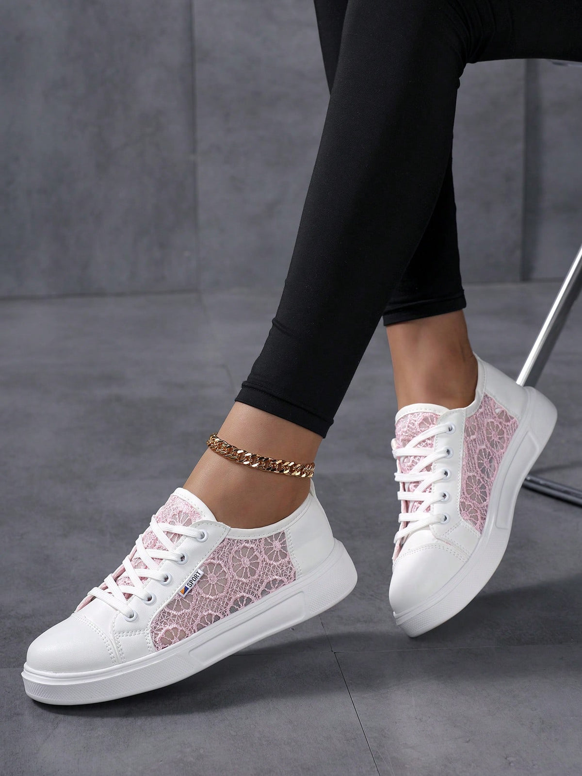 Tênis Casual Com Recortes Florais Texturizados Elegante