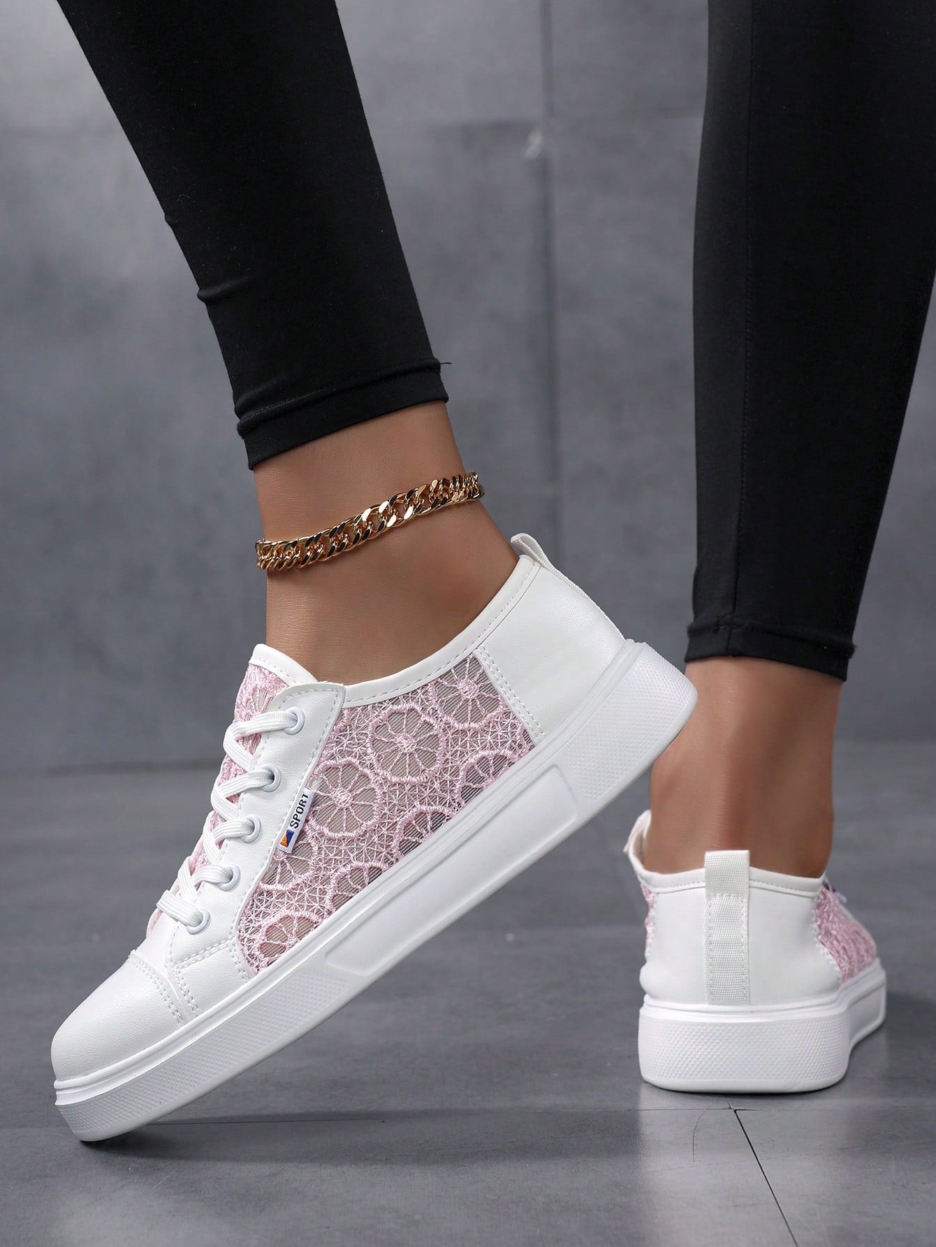 Tênis Casual Com Recortes Florais Texturizados Elegante