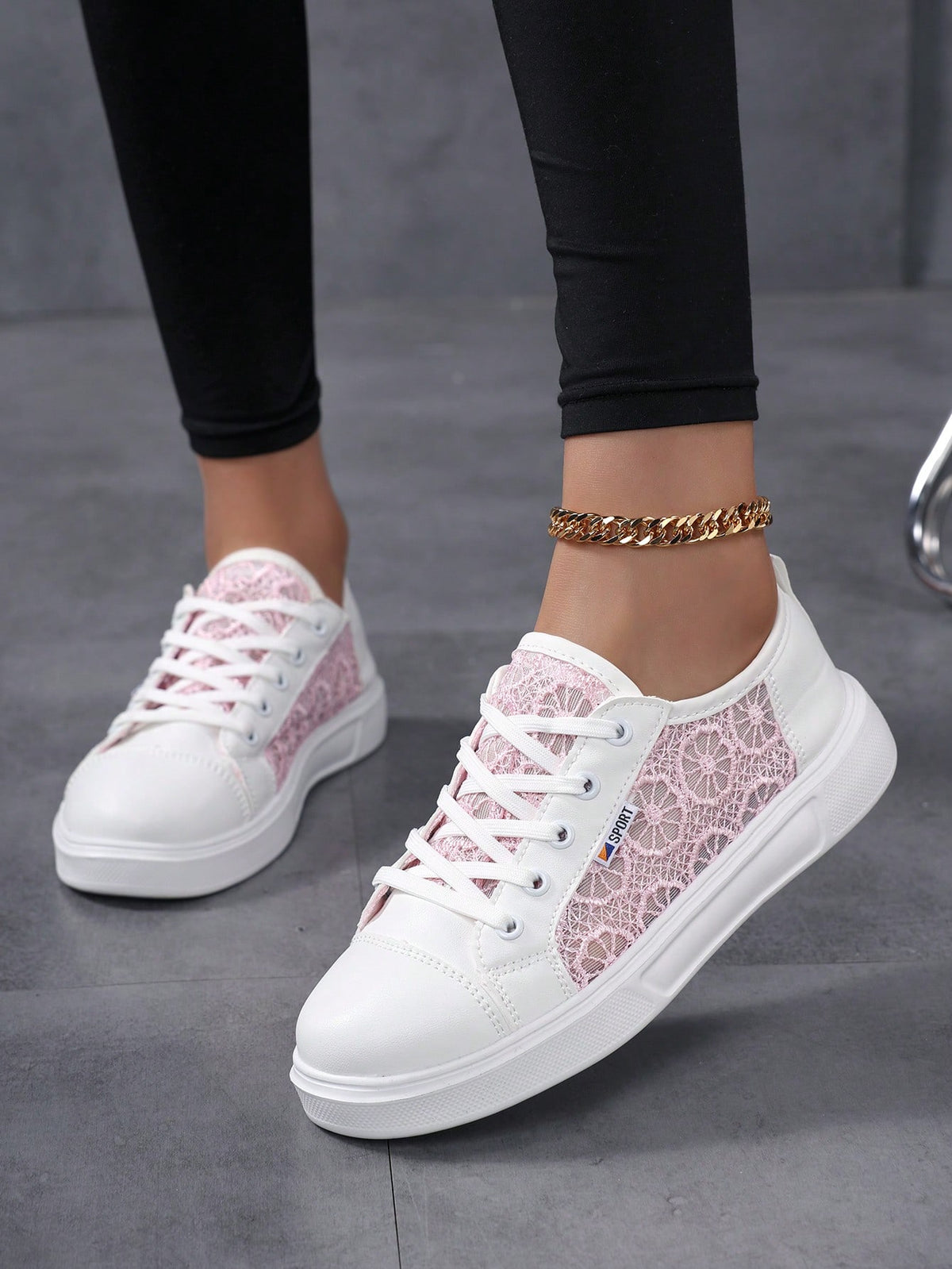 Tênis Casual Com Recortes Florais Texturizados Elegante