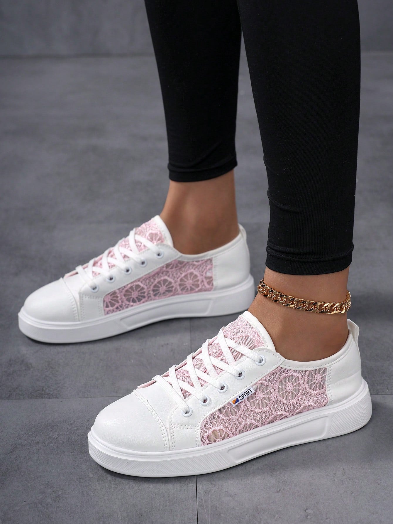 Tênis Casual Com Recortes Florais Texturizados Elegante