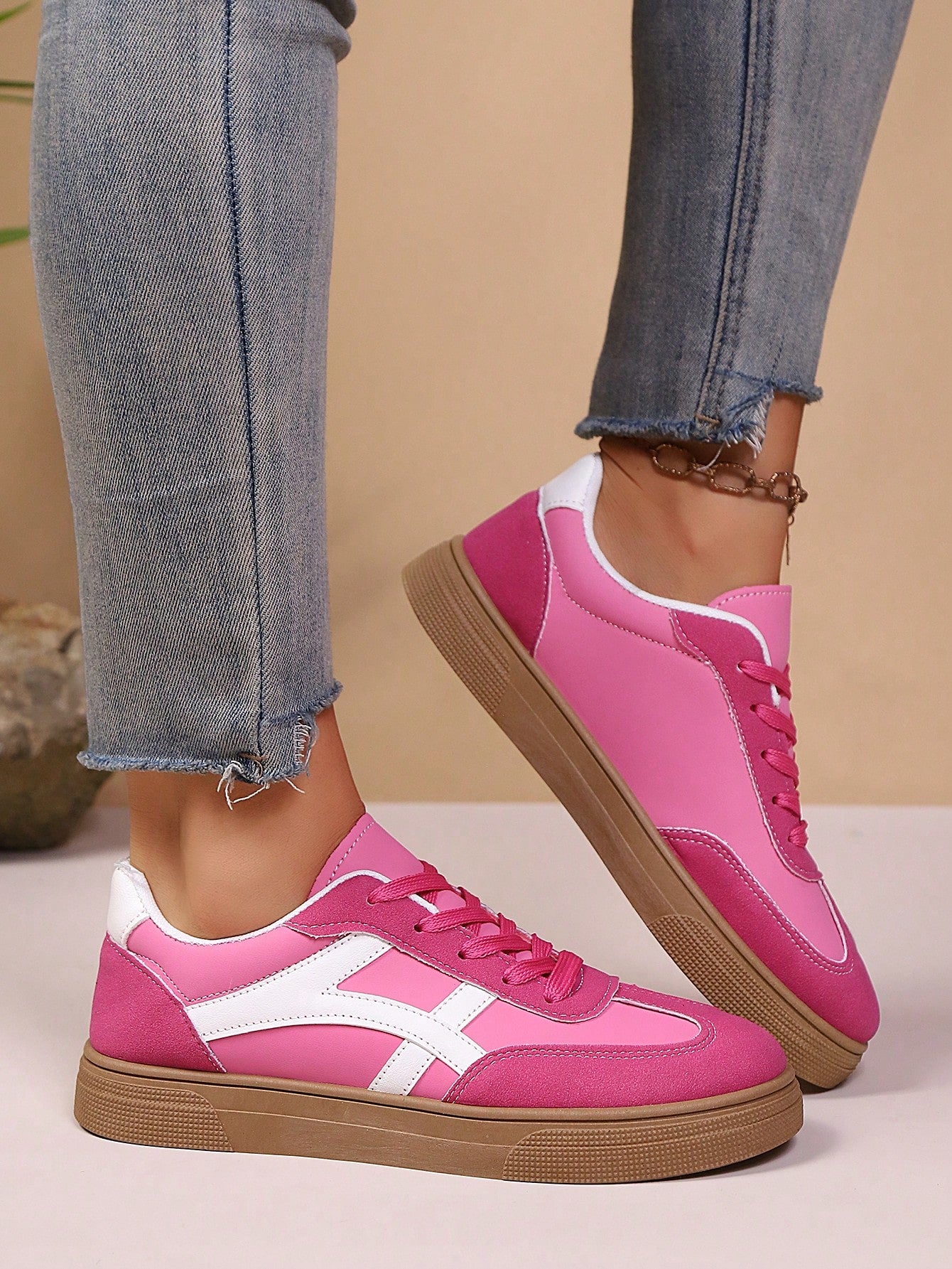 Tênis Casual Retrô Com Detalhes Laterais E Sola Antiderrapante
