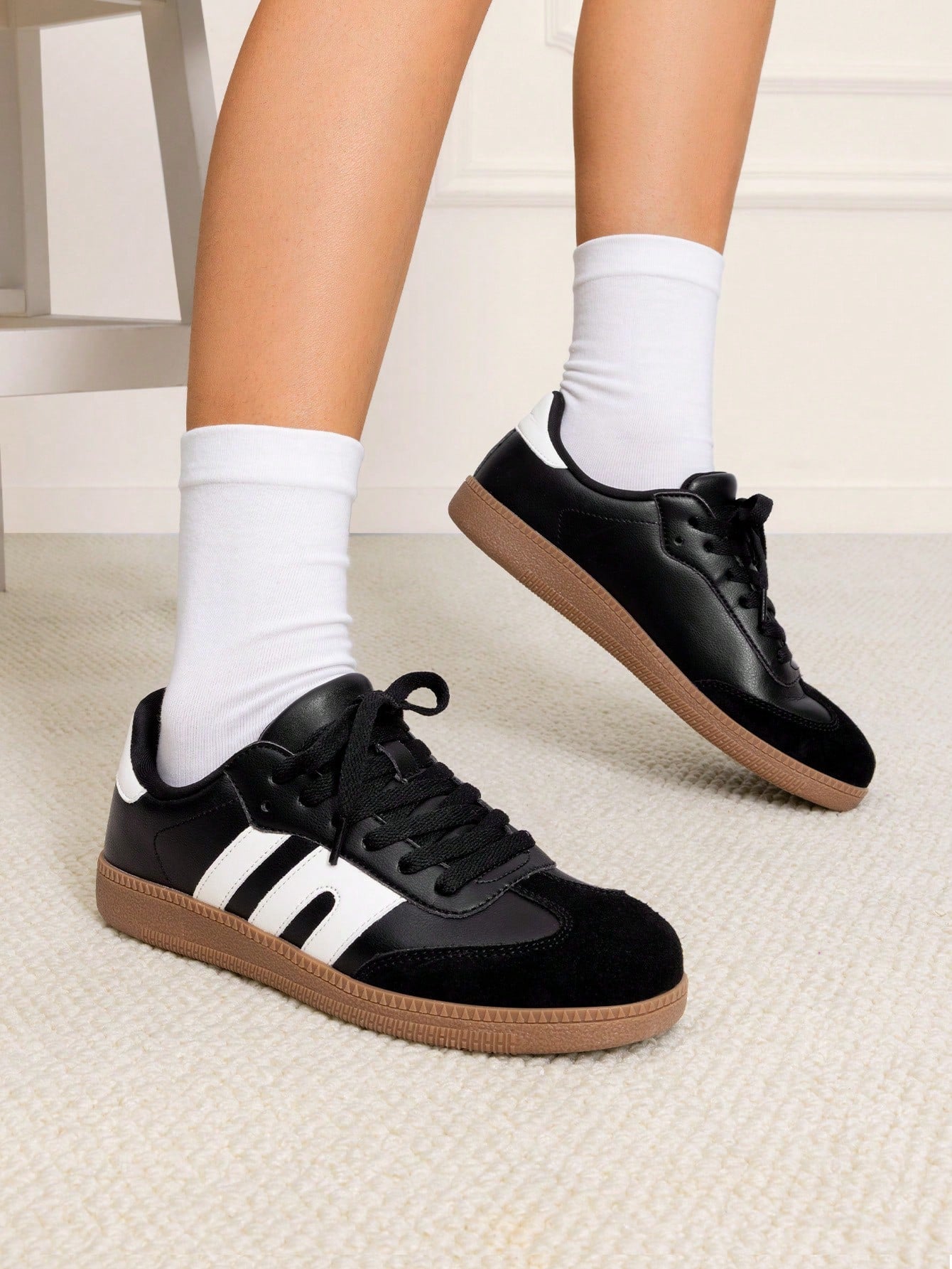 Tênis Casual Com Detalhes Metalizados E Sola Retrô