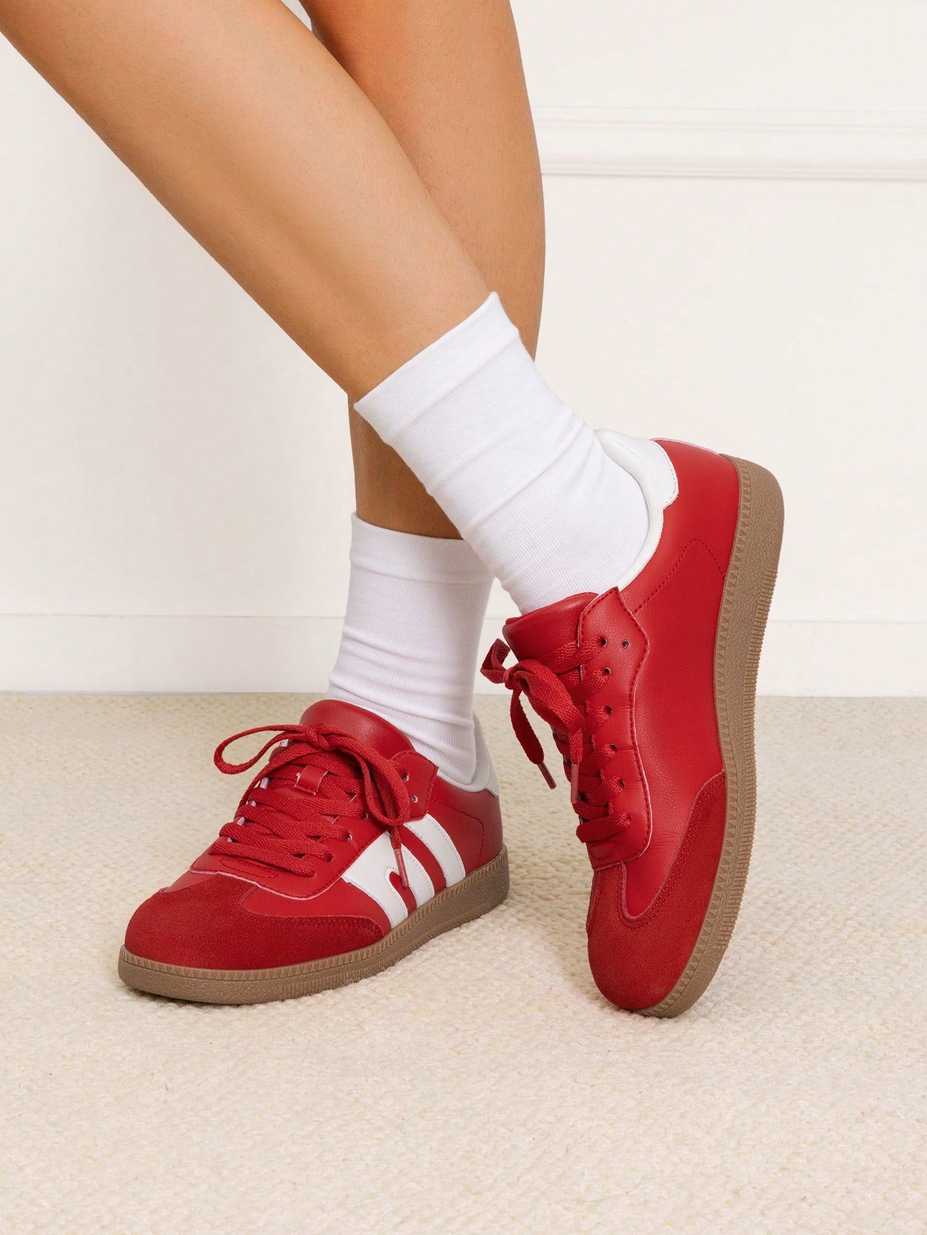 Tênis Casual Com Detalhes Metalizados E Sola Retrô