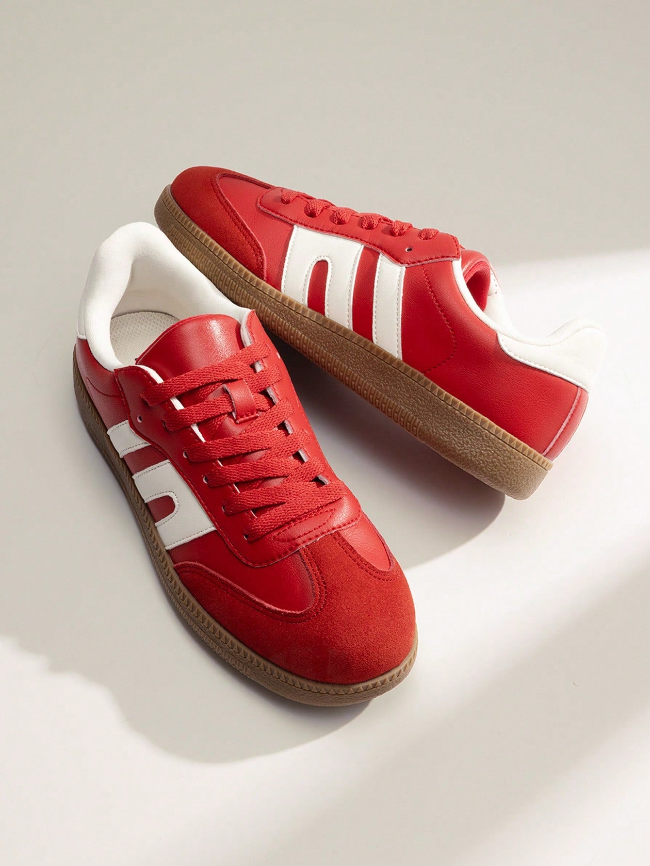 Tênis Casual Com Detalhes Metalizados E Sola Retrô