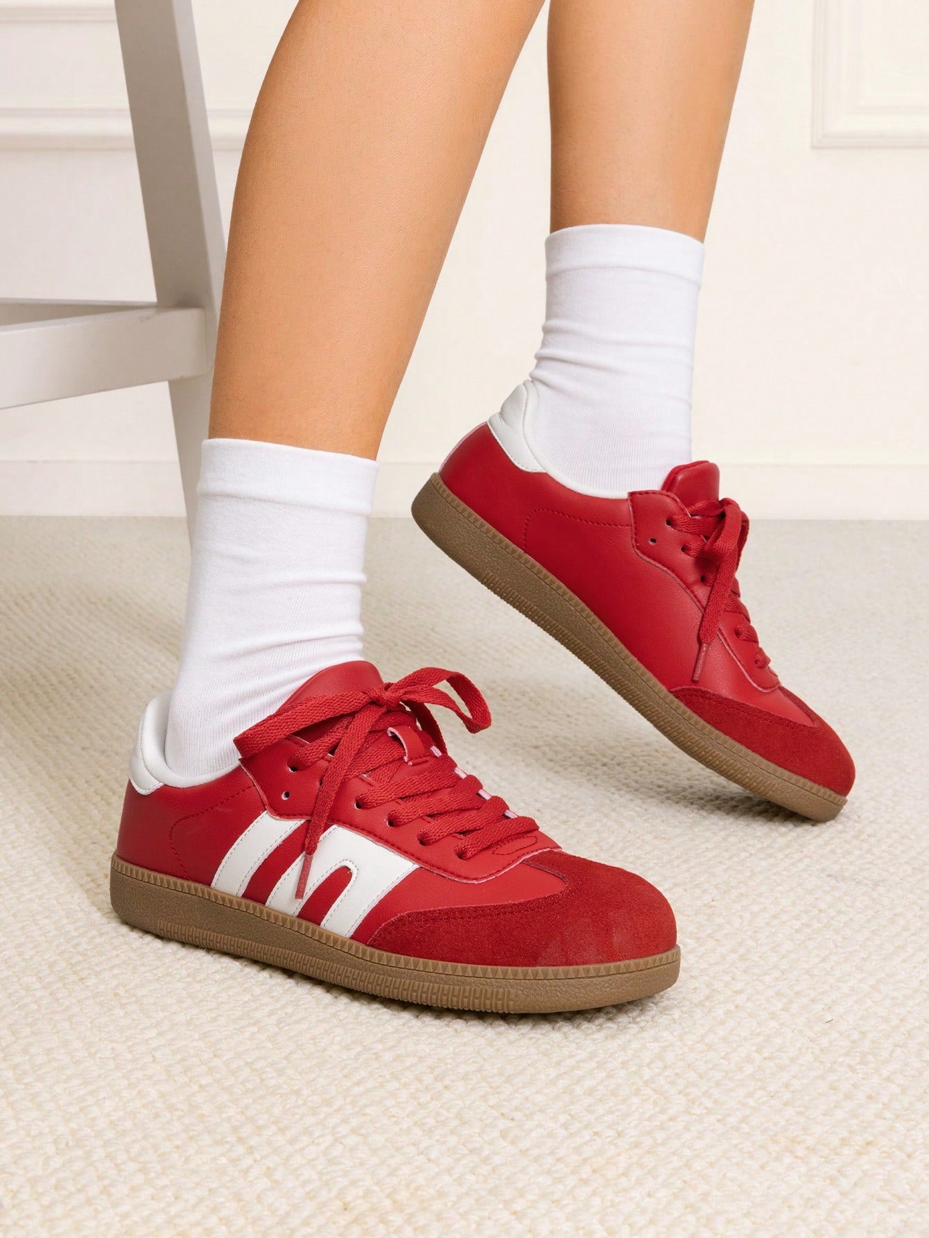 Tênis Casual Com Detalhes Metalizados E Sola Retrô