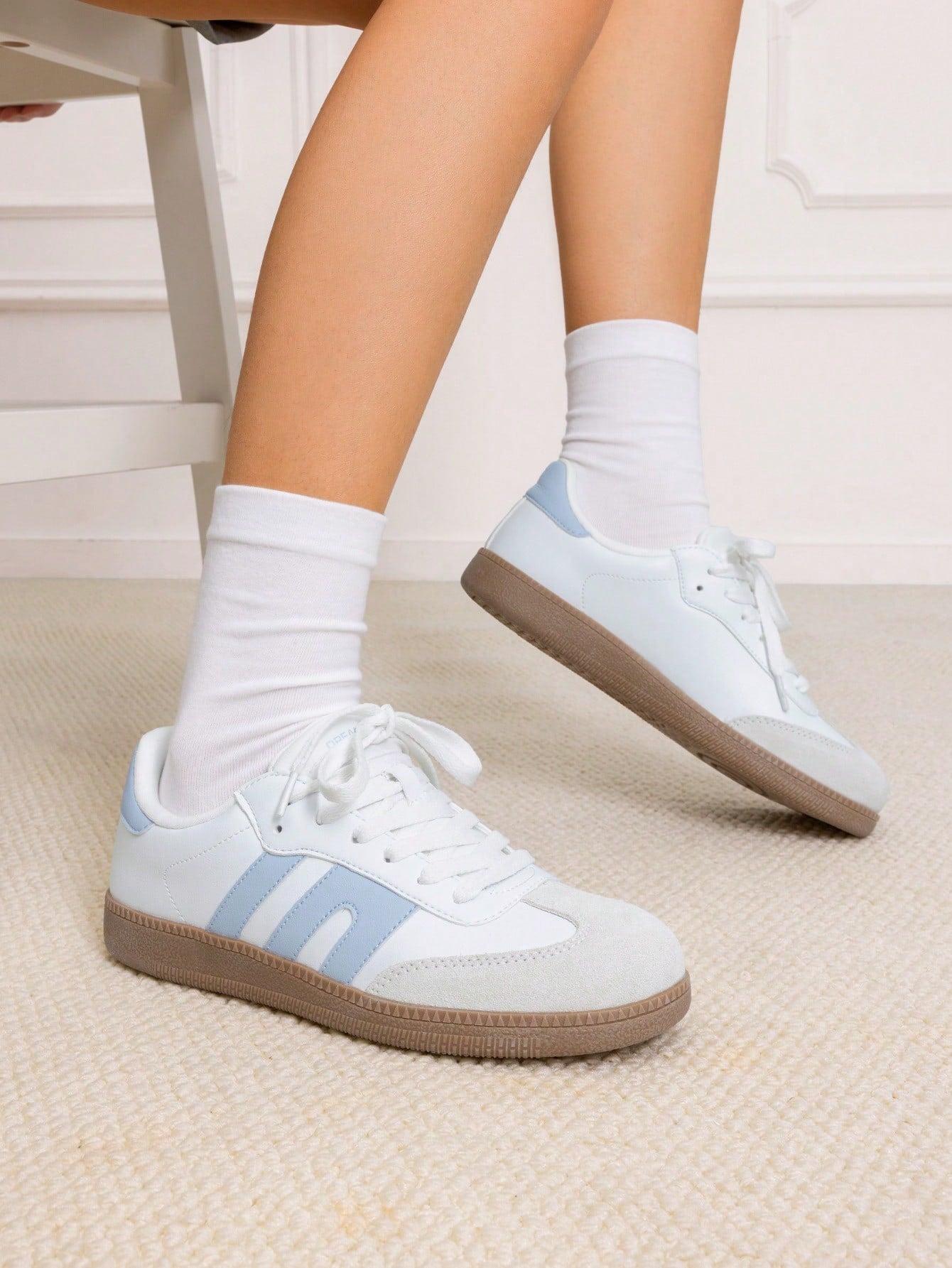Tênis Casual Com Detalhes Metalizados E Sola Retrô