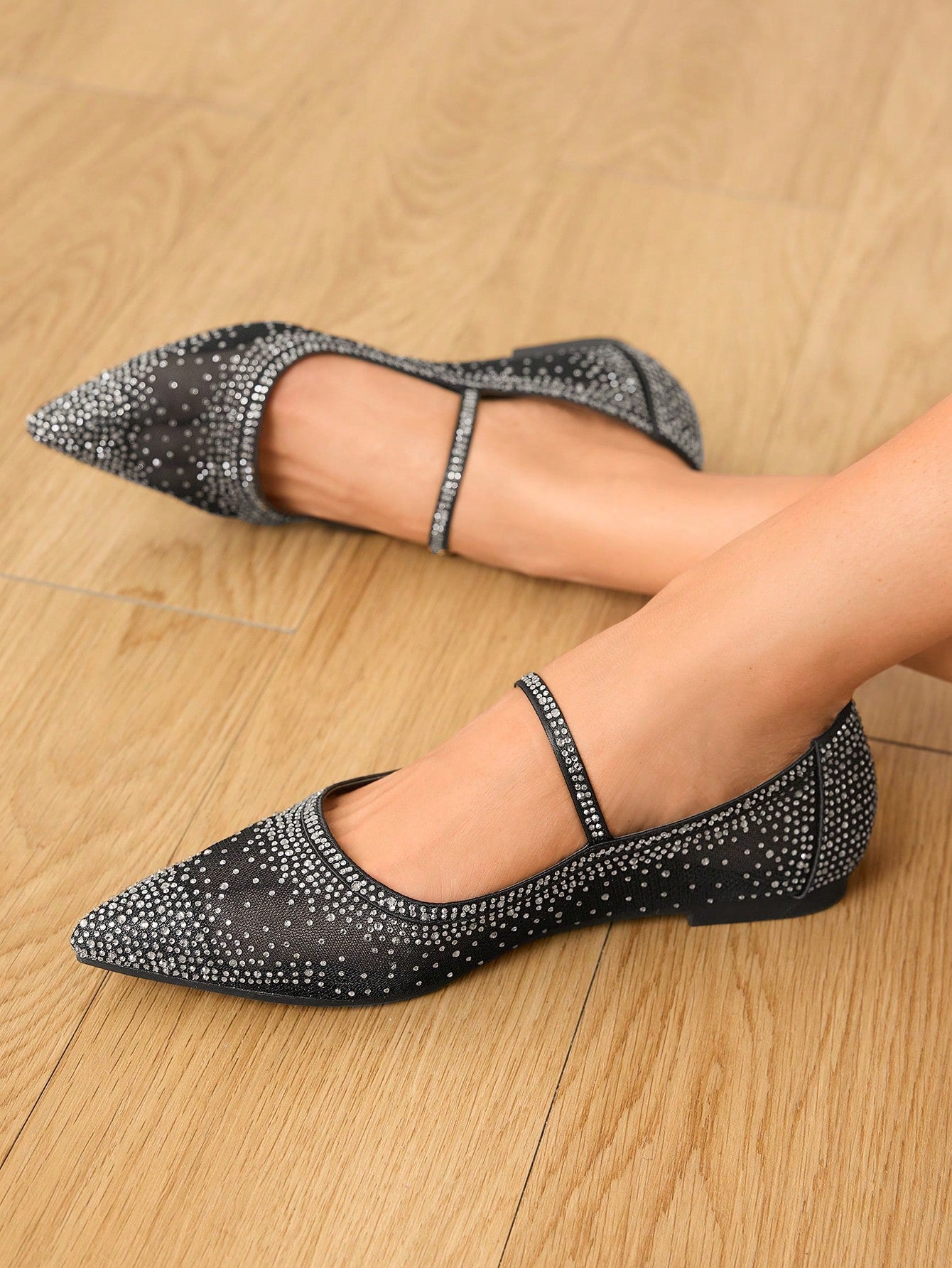 Sapatilha Bico Fino com Strass e Tira Elegante