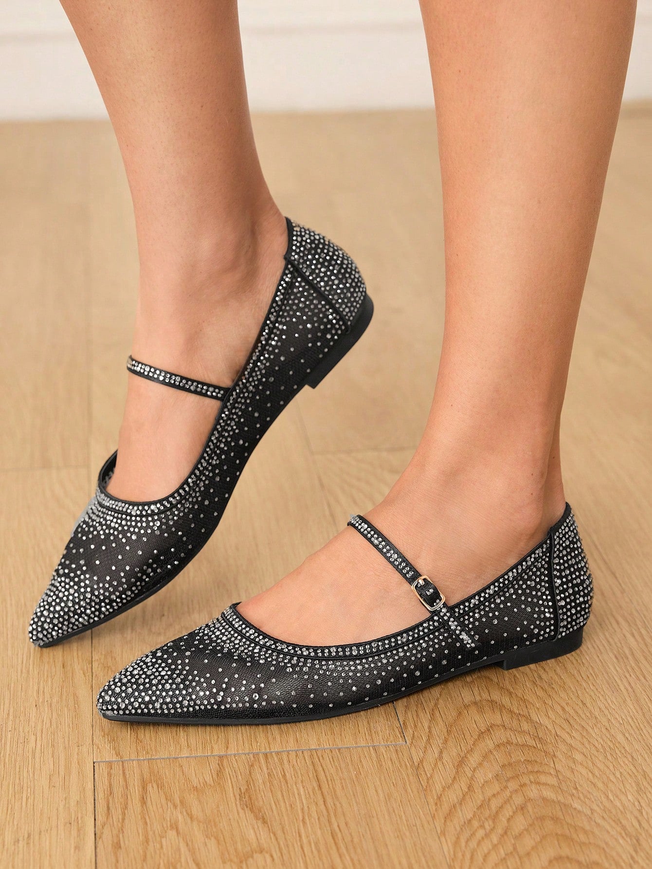 Sapatilha Bico Fino com Strass e Tira Elegante