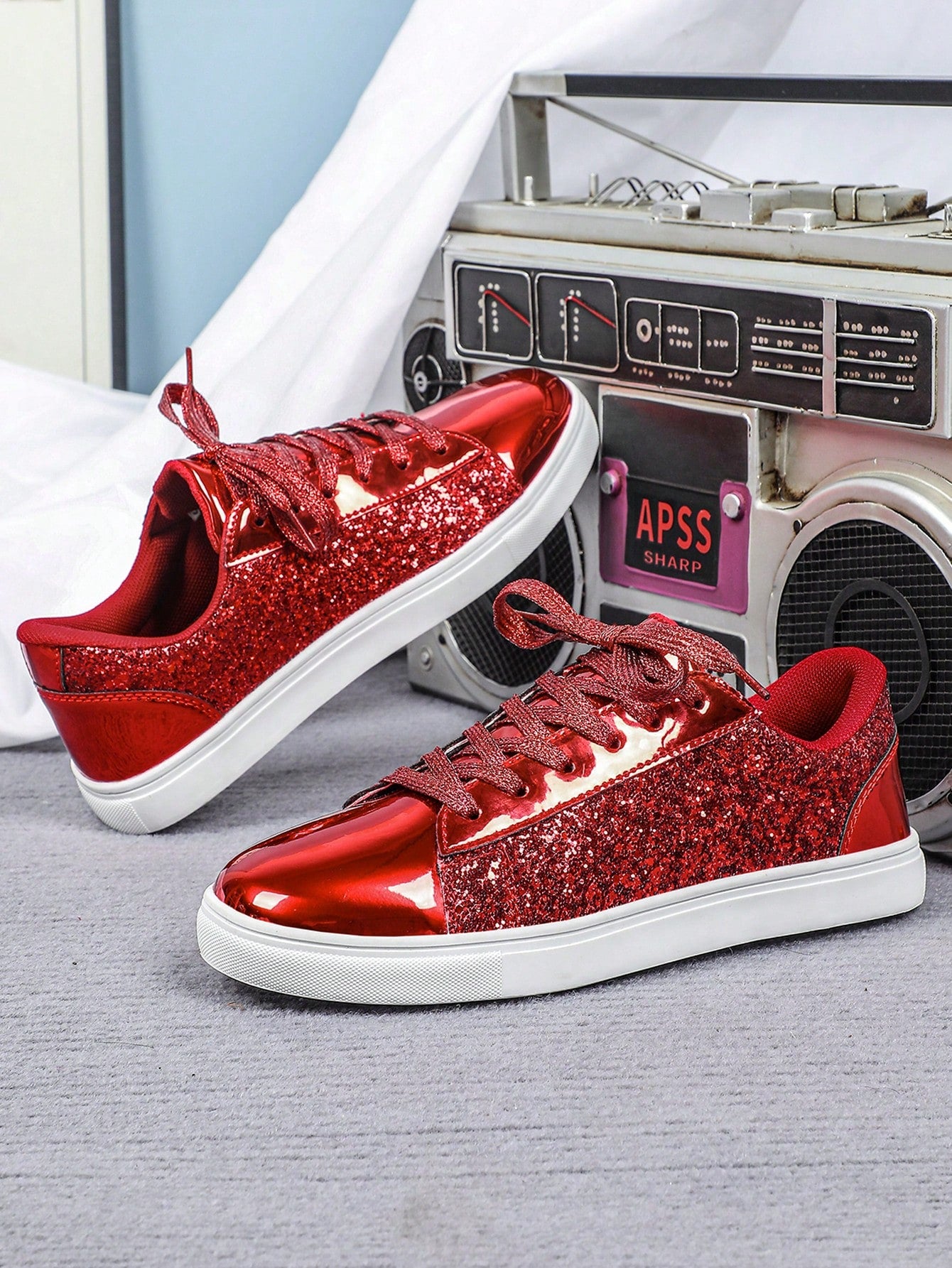 Tênis Casual Metalizado Com Detalhes De Glitter Brilhante