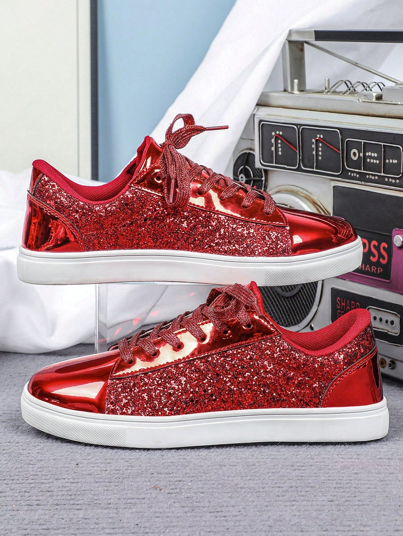 Tênis Casual Metalizado Com Detalhes De Glitter Brilhante