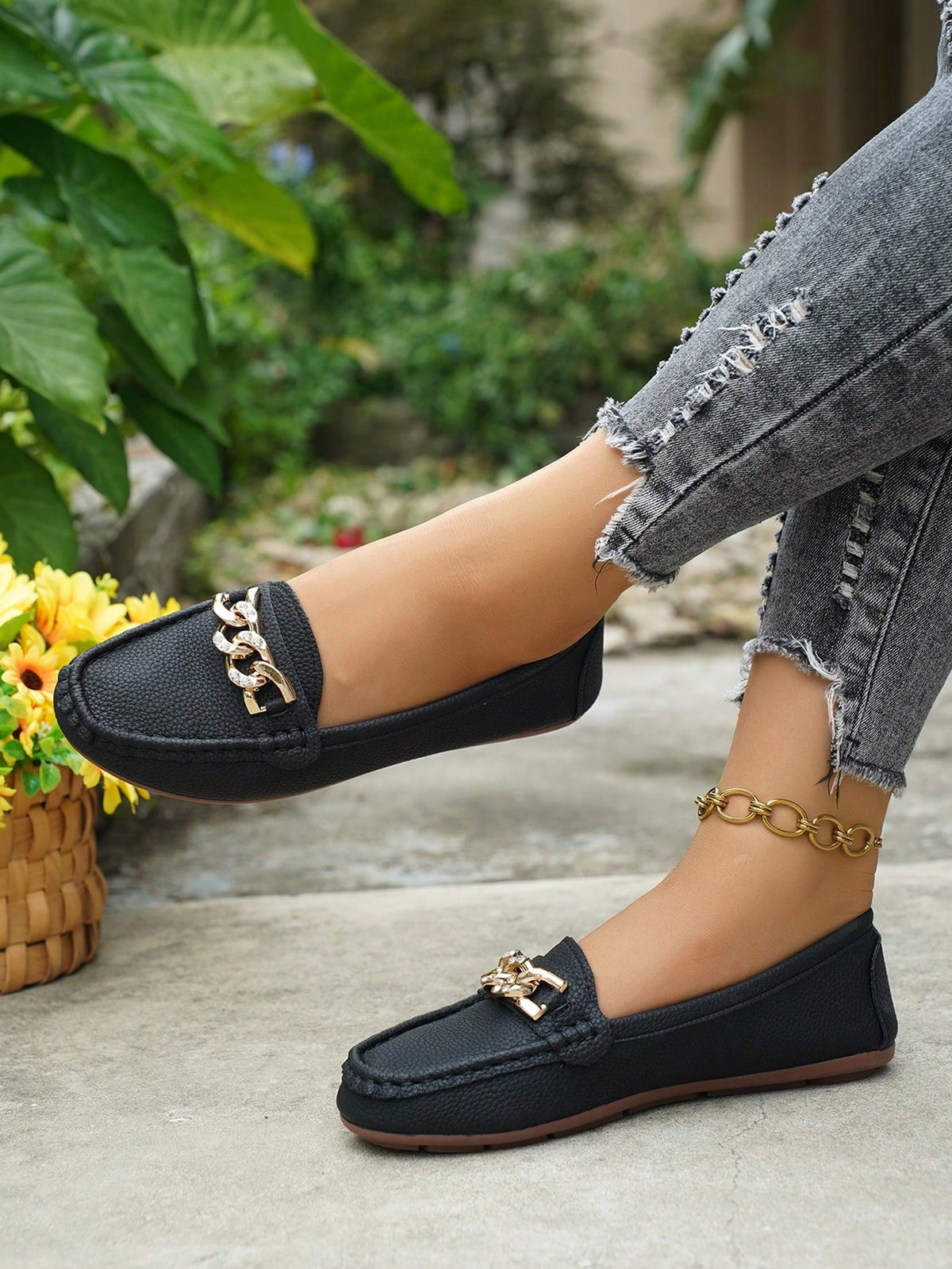 Sapatilha Mocassim Com Corrente Metálica Elegante