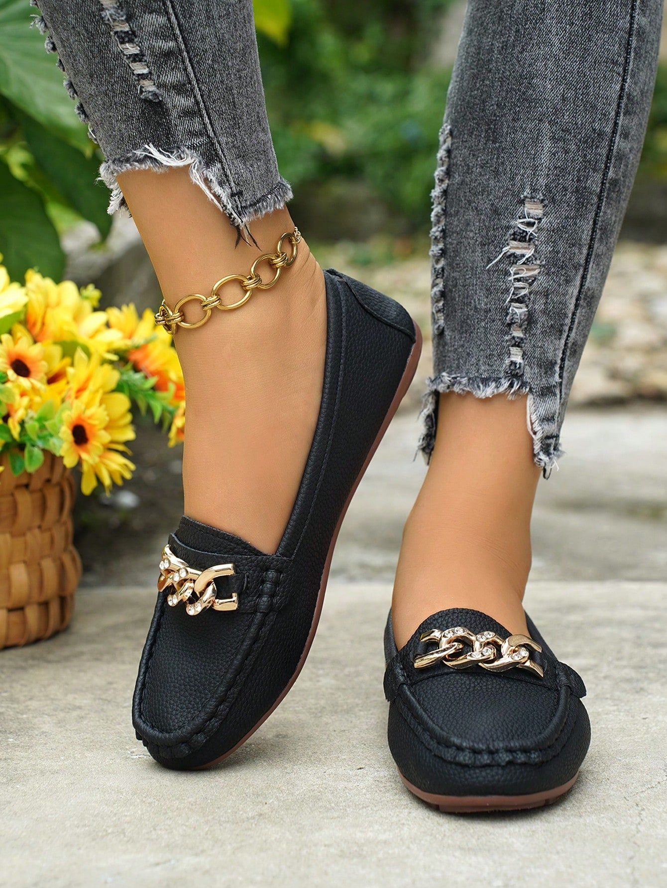 Sapatilha Mocassim Com Corrente Metálica Elegante