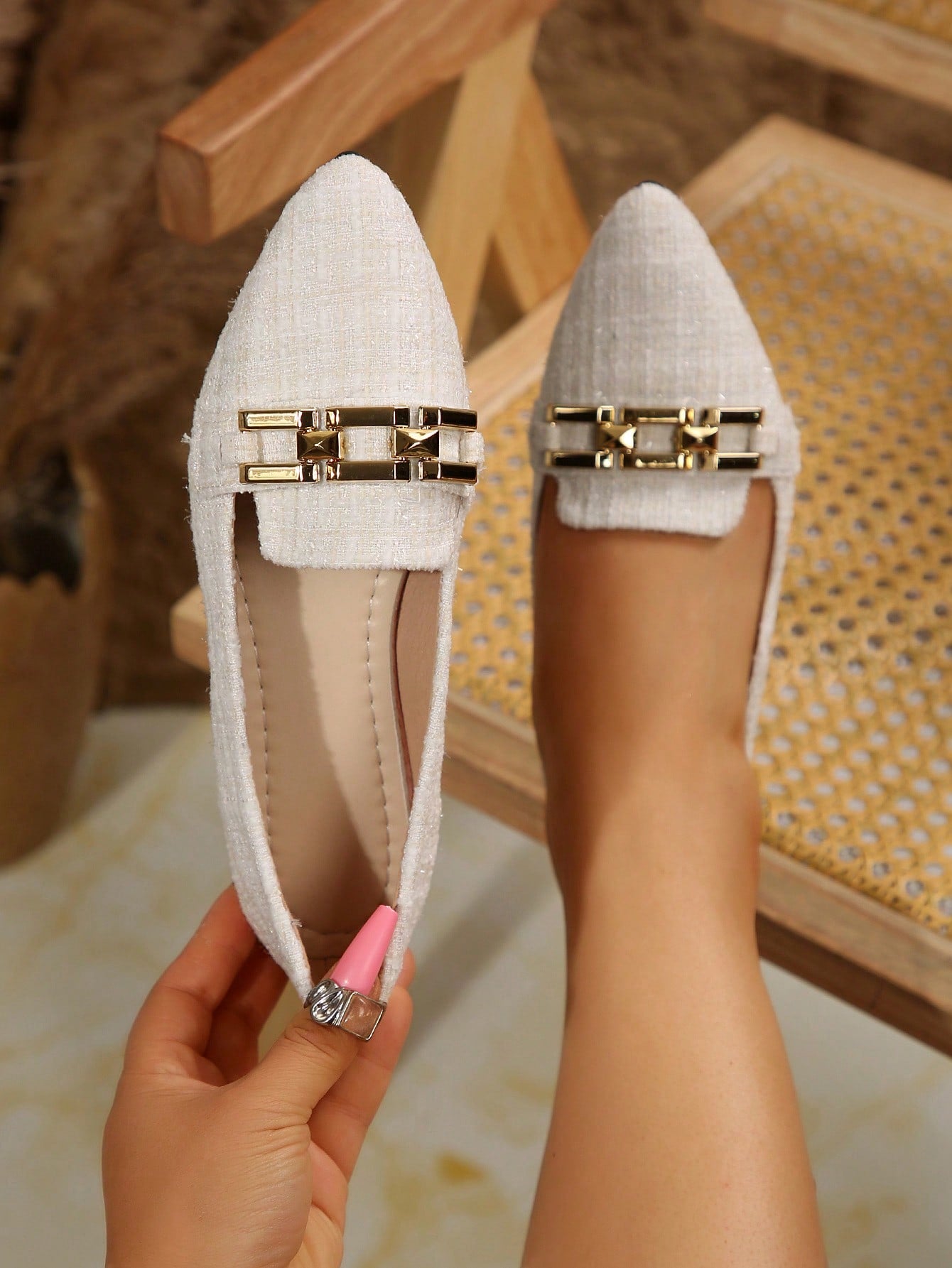 Sapatilha Bico Fino Tweed Com Fivela Metálica Elegante