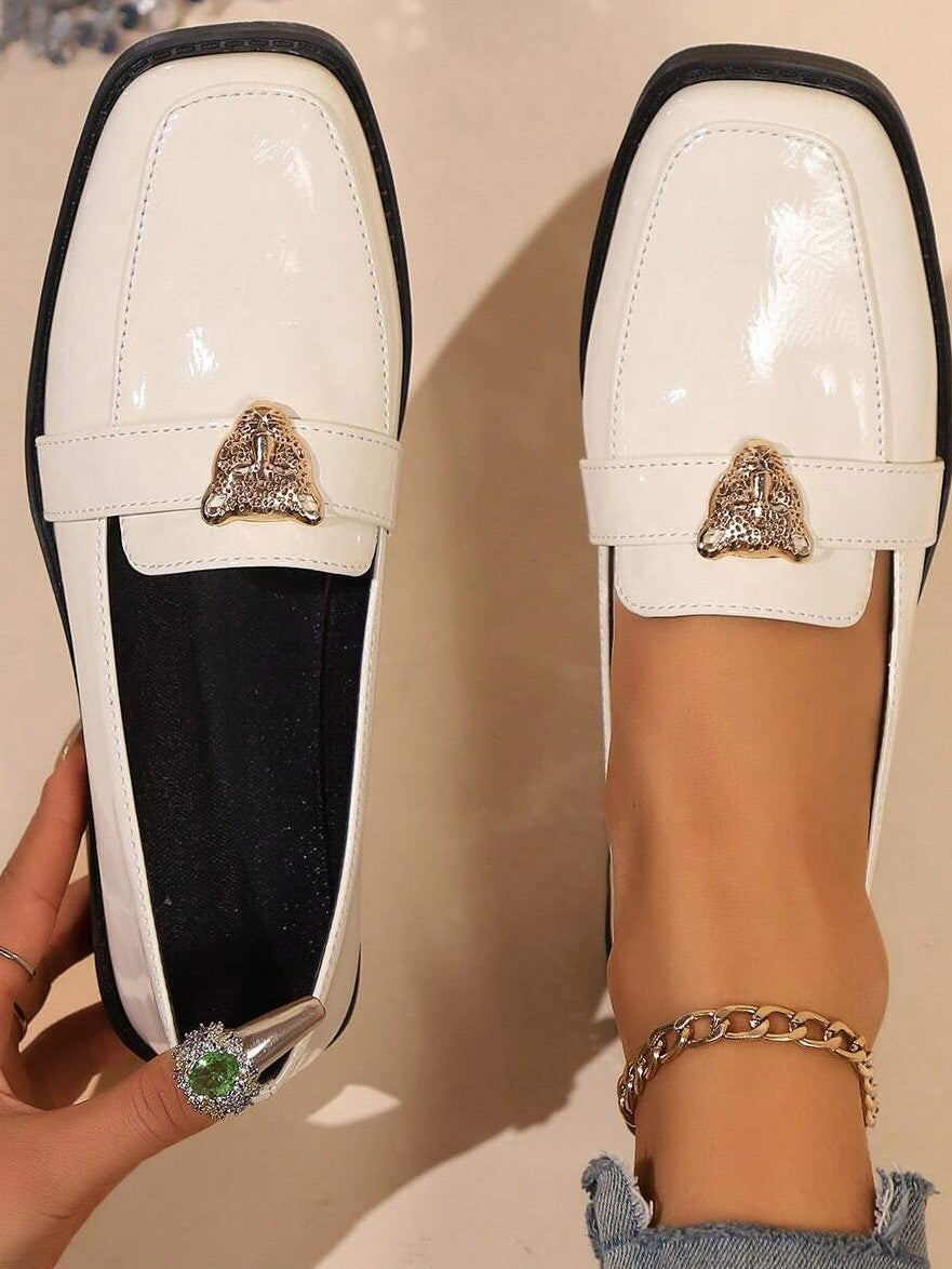 Sapato Mocassim Verniz Com Aplique Metálico Elegante