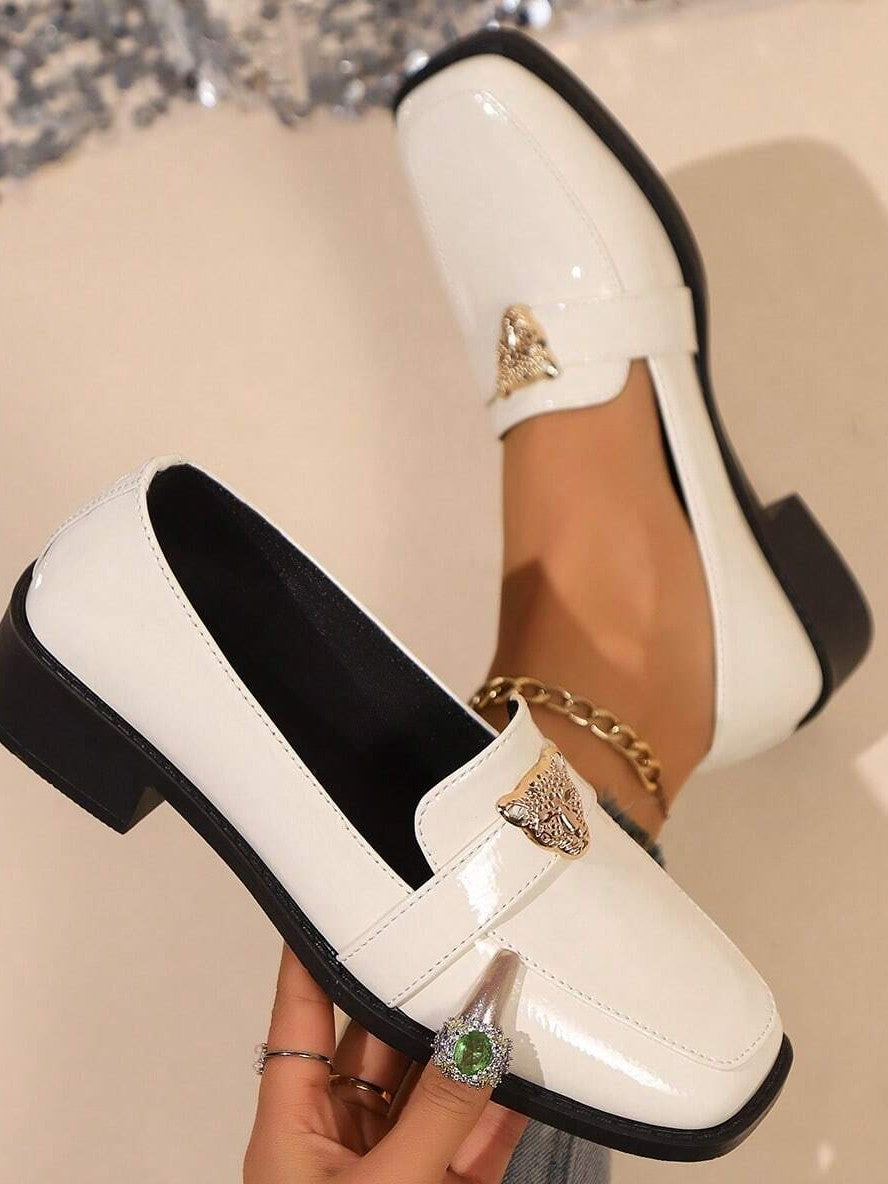 Sapato Mocassim Verniz Com Aplique Metálico Elegante