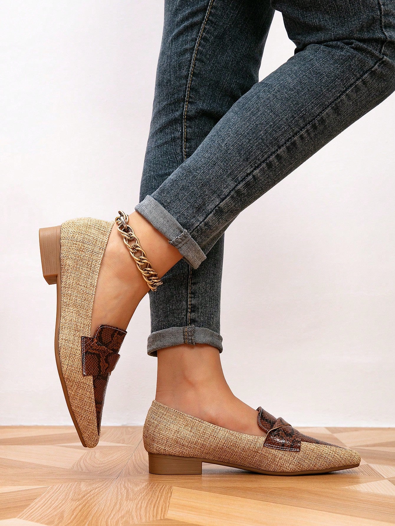 Sapato Mocassim Bico Fino Texturizado Estilo Croco