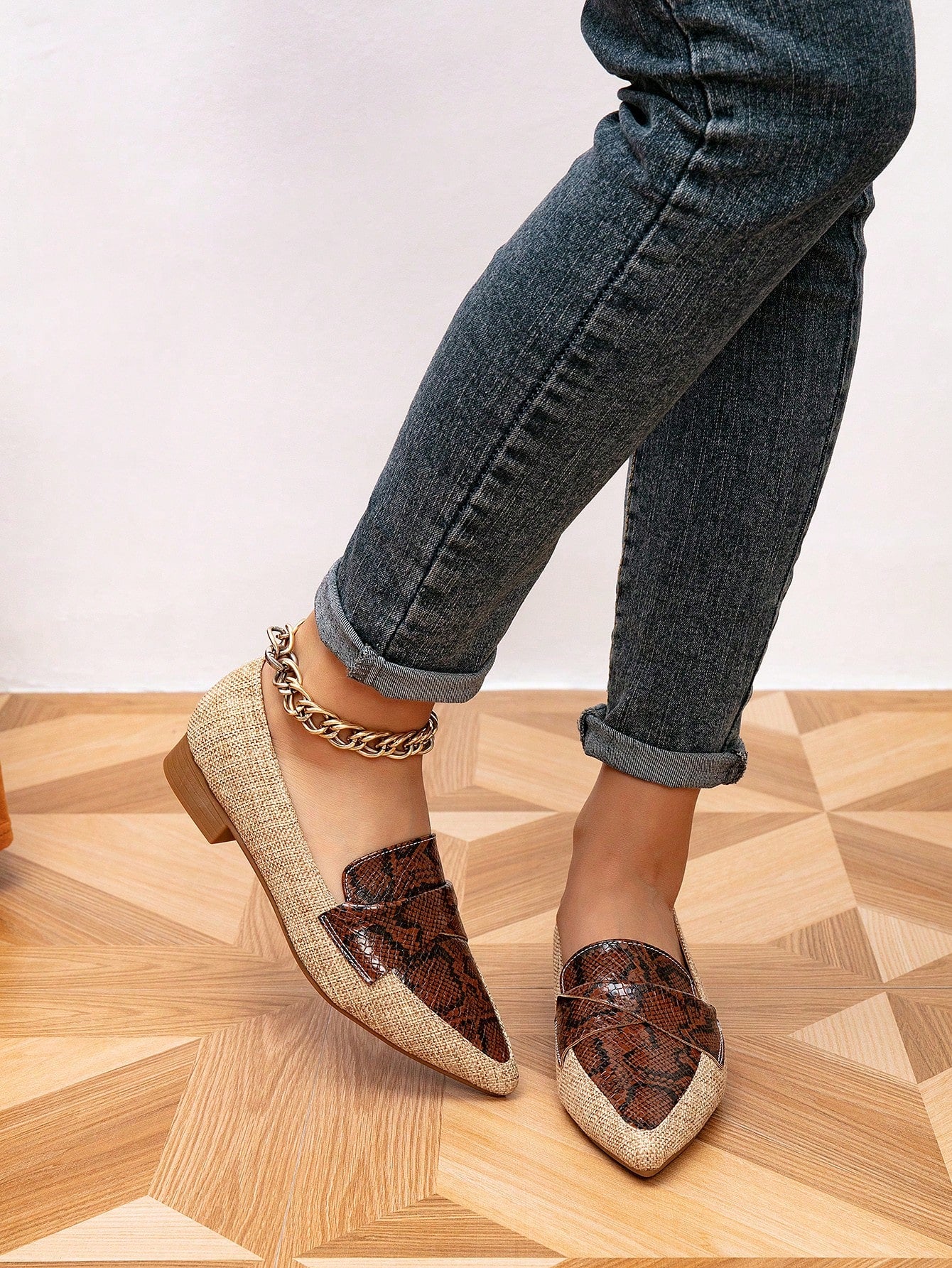 Sapato Mocassim Bico Fino Texturizado Estilo Croco