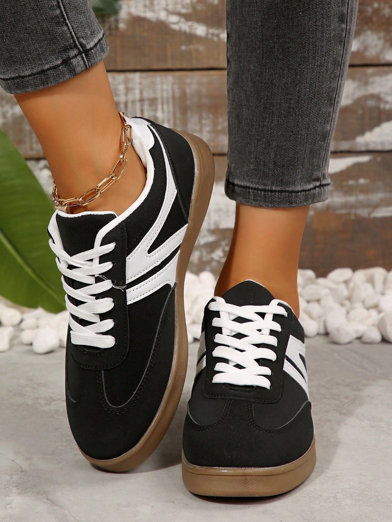 Tênis Casual Retrô Com Detalhe Lateral E Solado Reto
