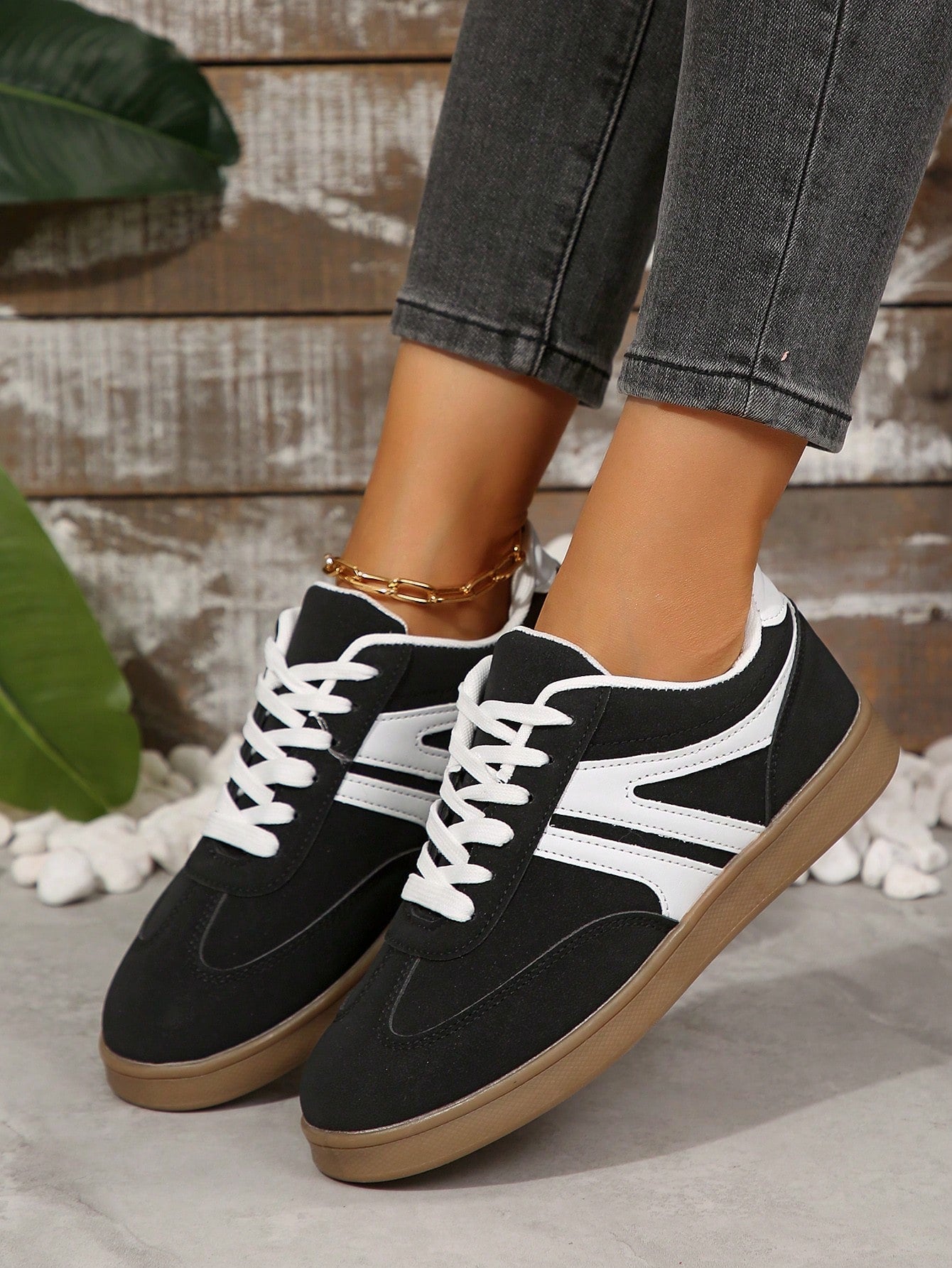 Tênis Casual Retrô Com Detalhe Lateral E Solado Reto