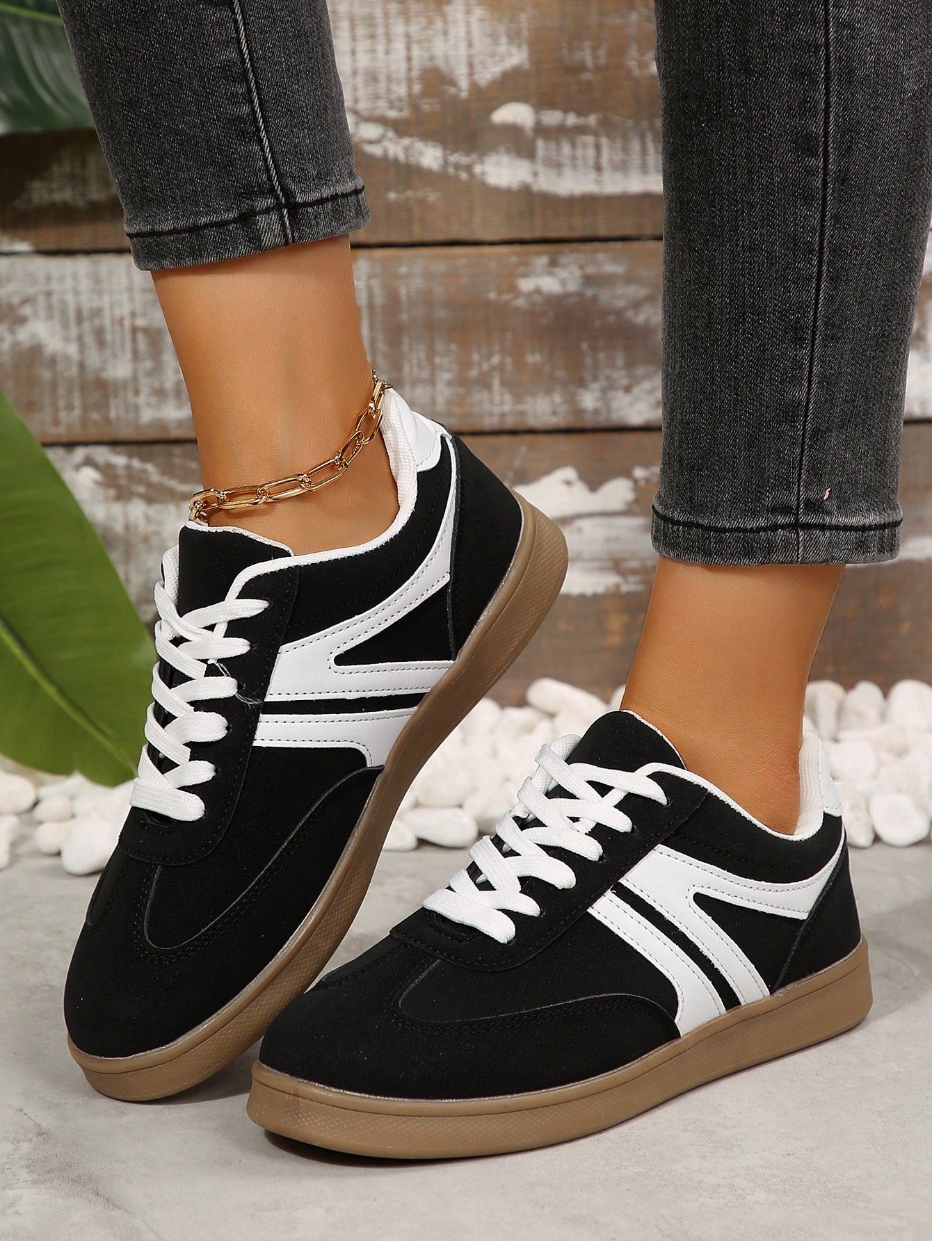 Tênis Casual Retrô Com Detalhe Lateral E Solado Reto