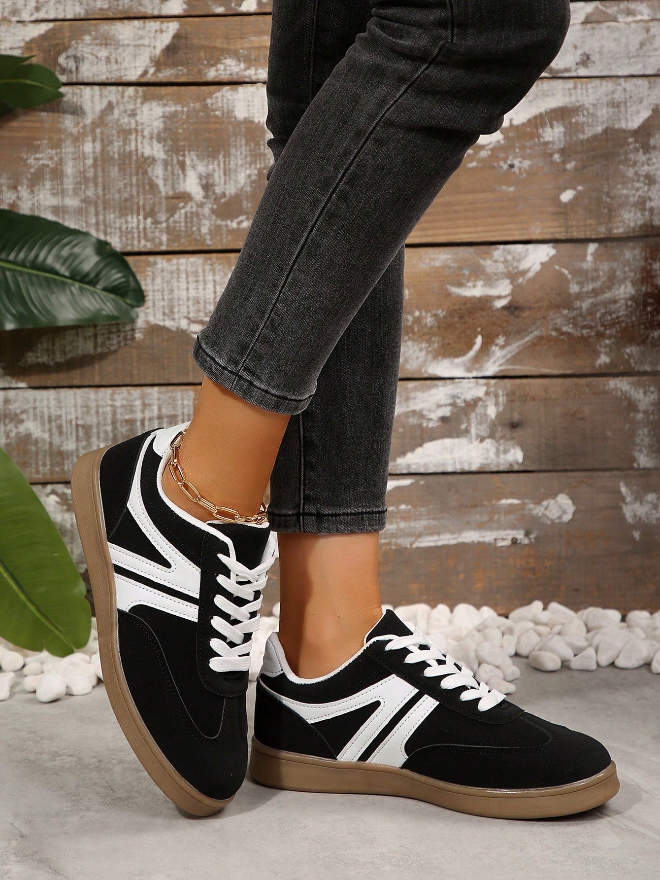 Tênis Casual Retrô Com Detalhe Lateral E Solado Reto
