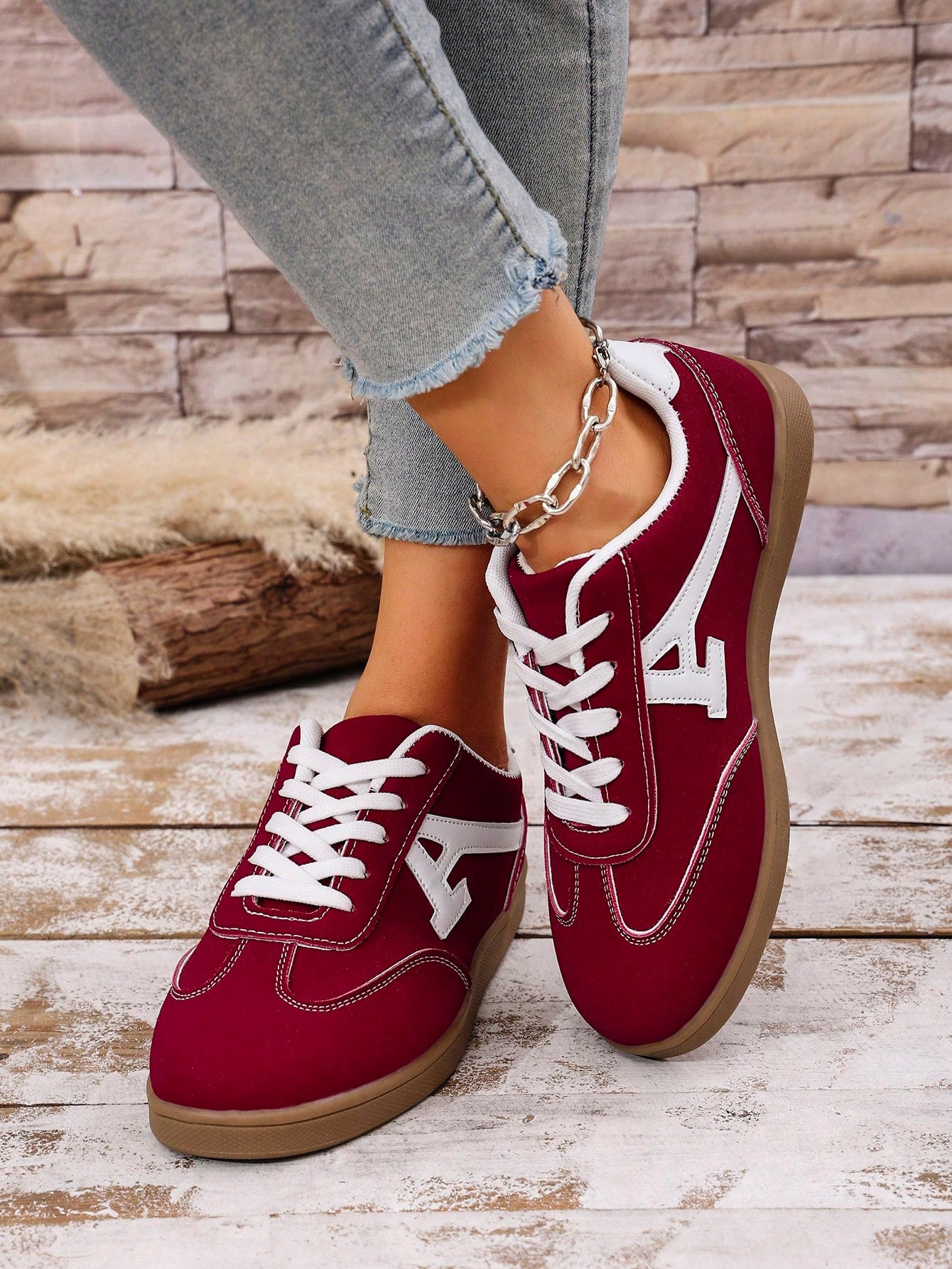Tênis Casual Retrô Com Detalhe Lateral E Solado Reto