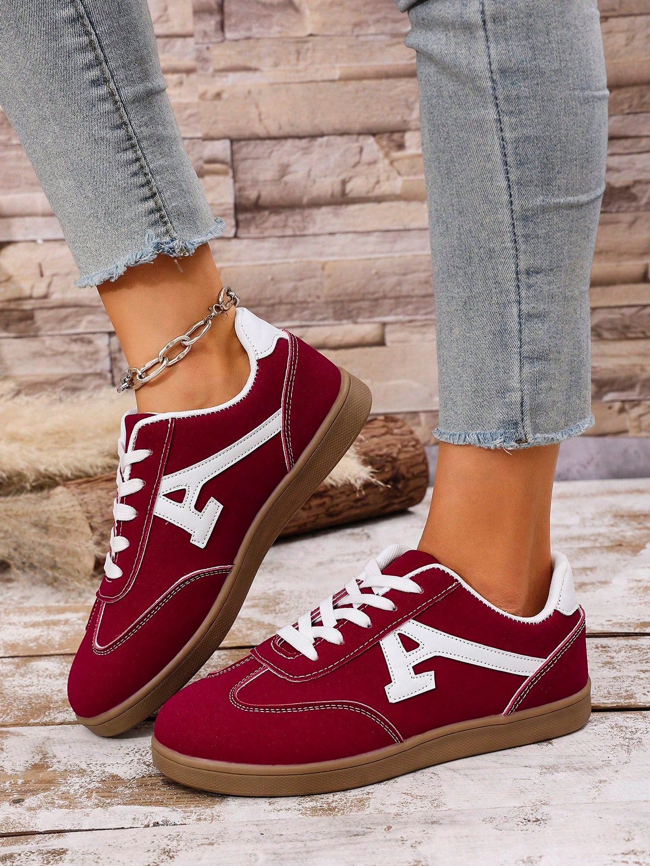 Tênis Casual Retrô Com Detalhe Lateral E Solado Reto