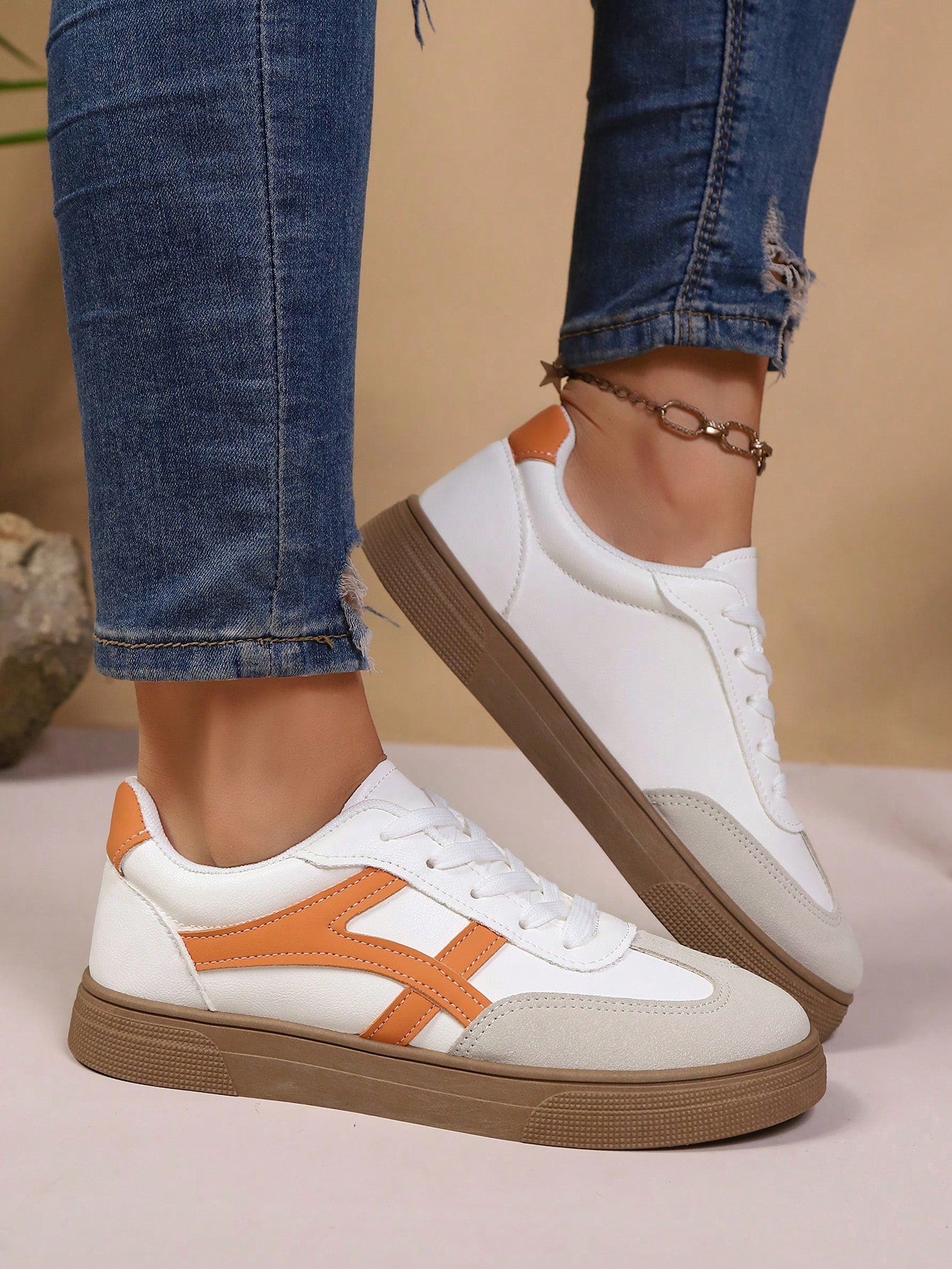 Tênis Casual Retrô Com Detalhes Laterais E Sola Antiderrapante