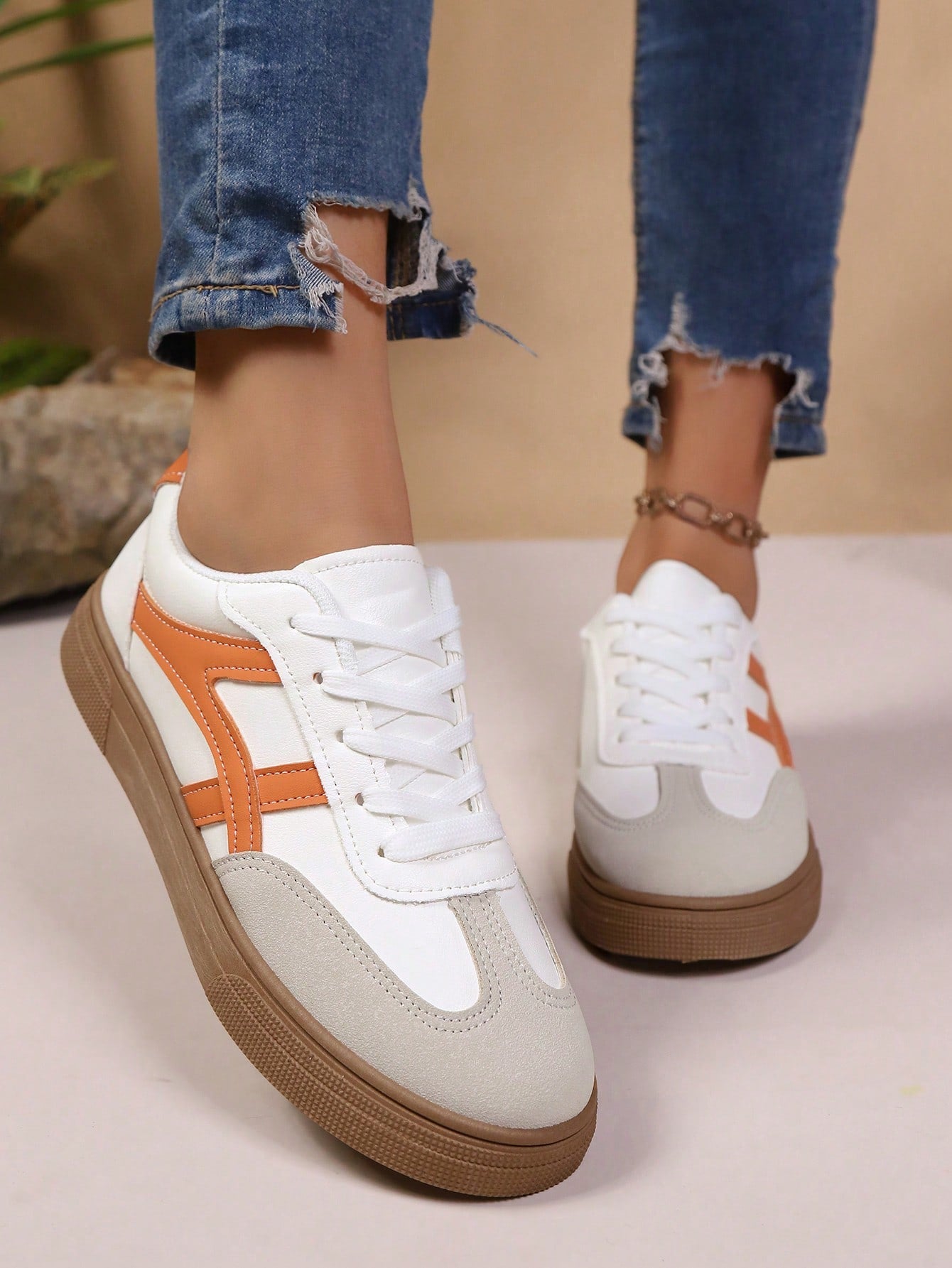 Tênis Casual Retrô Com Detalhes Laterais E Sola Antiderrapante