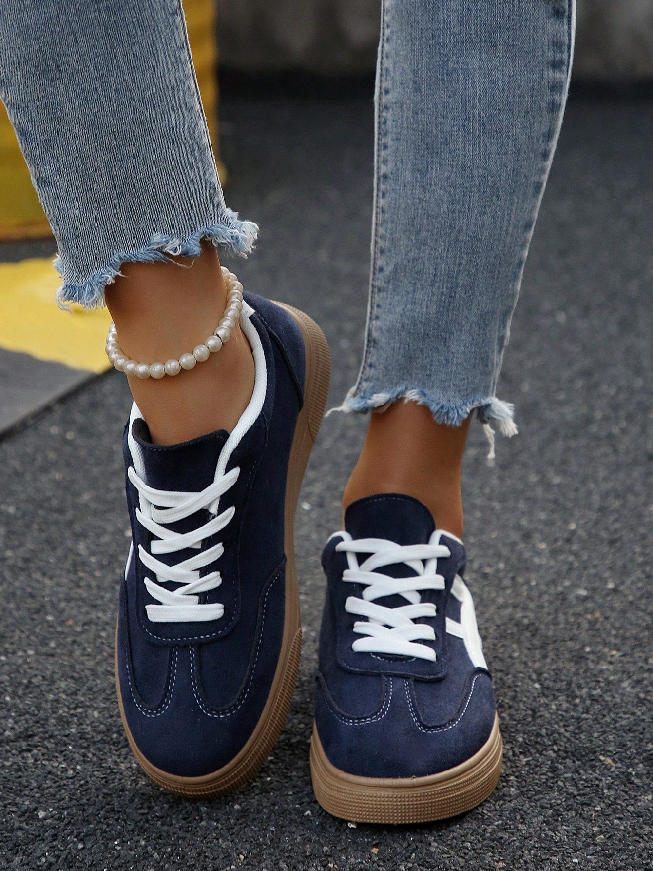 Tênis Casual Retrô Com Detalhe Lateral Contrastante