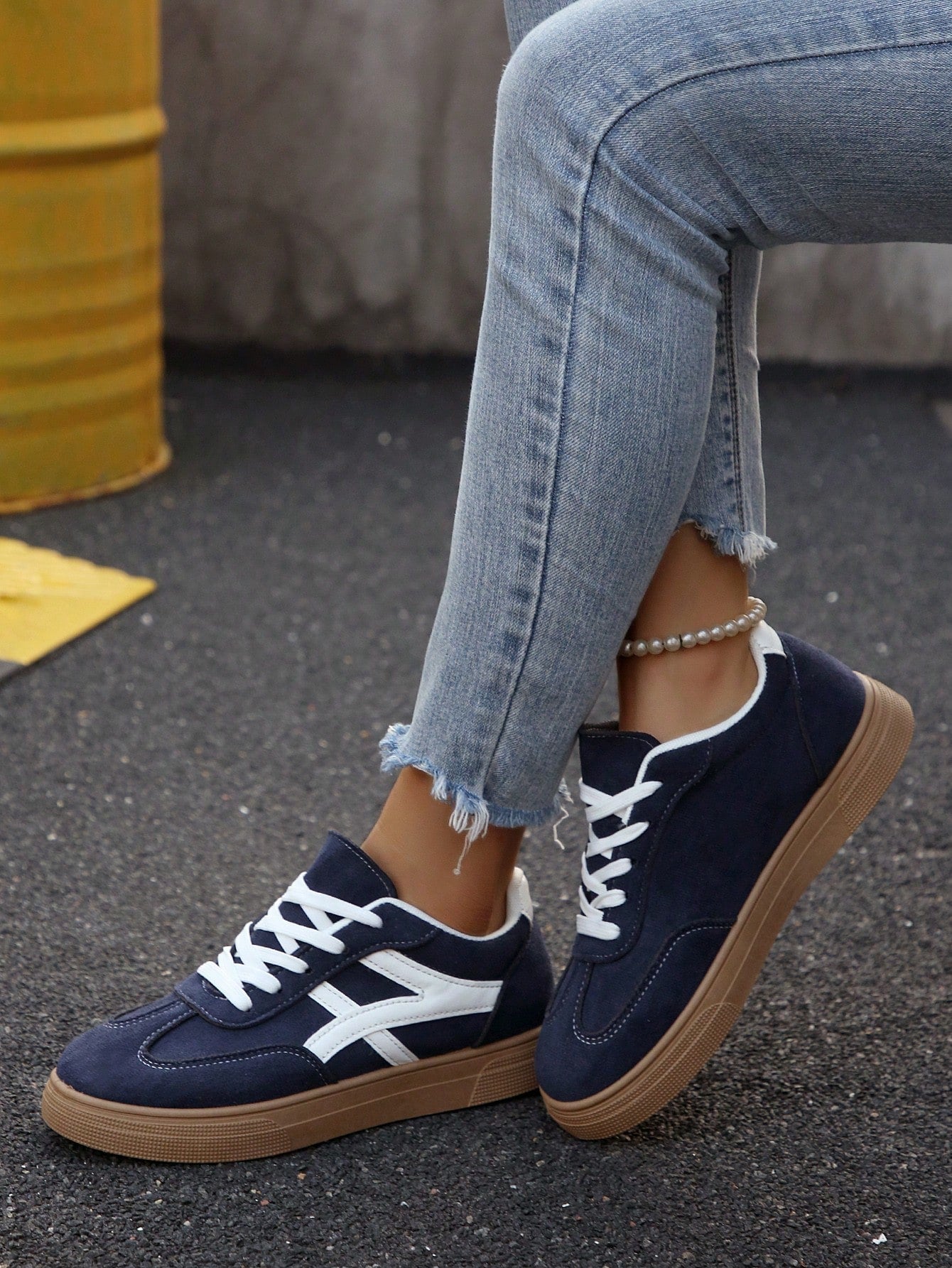 Tênis Casual Retrô Com Detalhe Lateral Contrastante