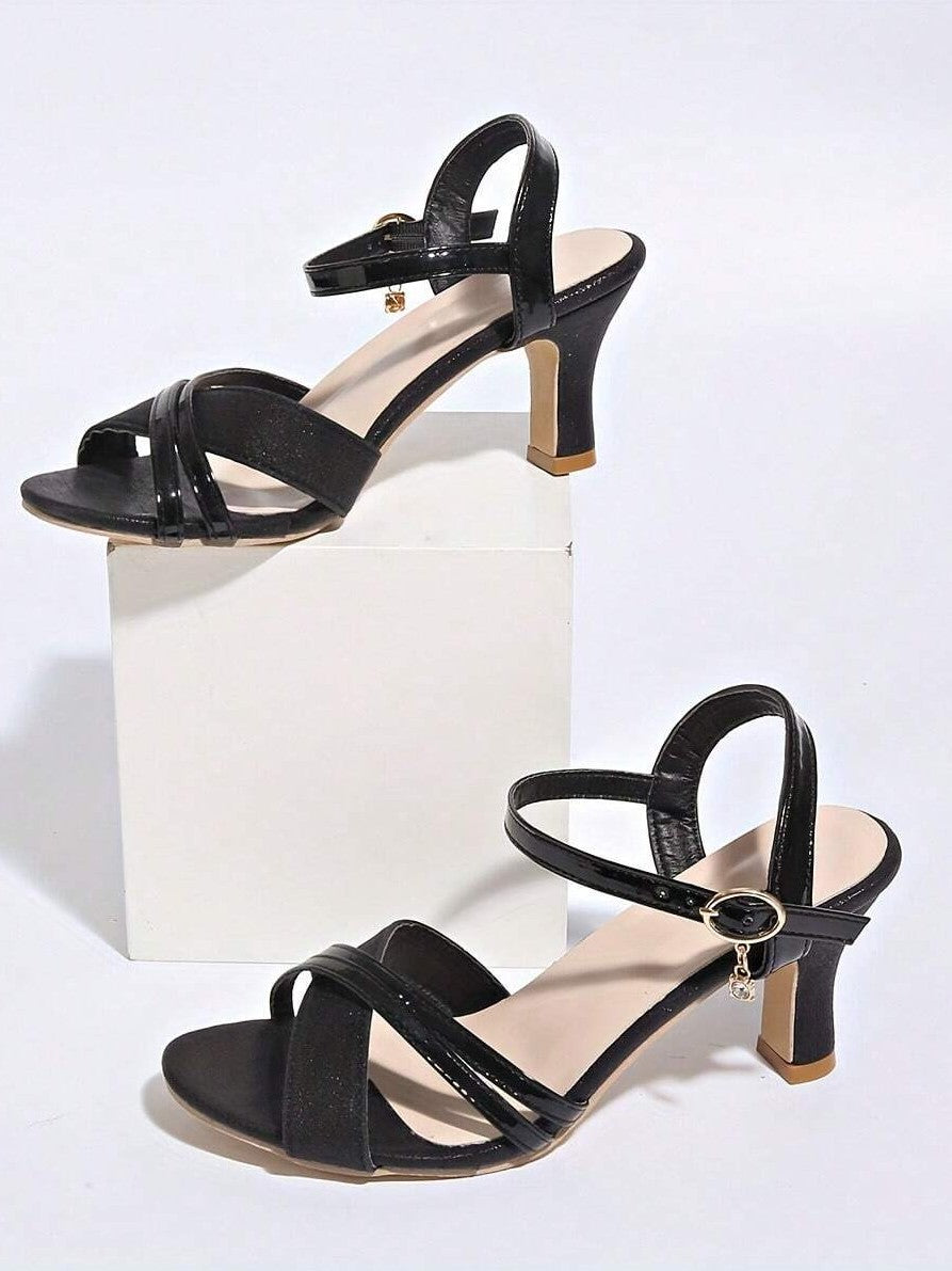 Sandália De Salto Médio Com Tiras Cruzadas Elegante