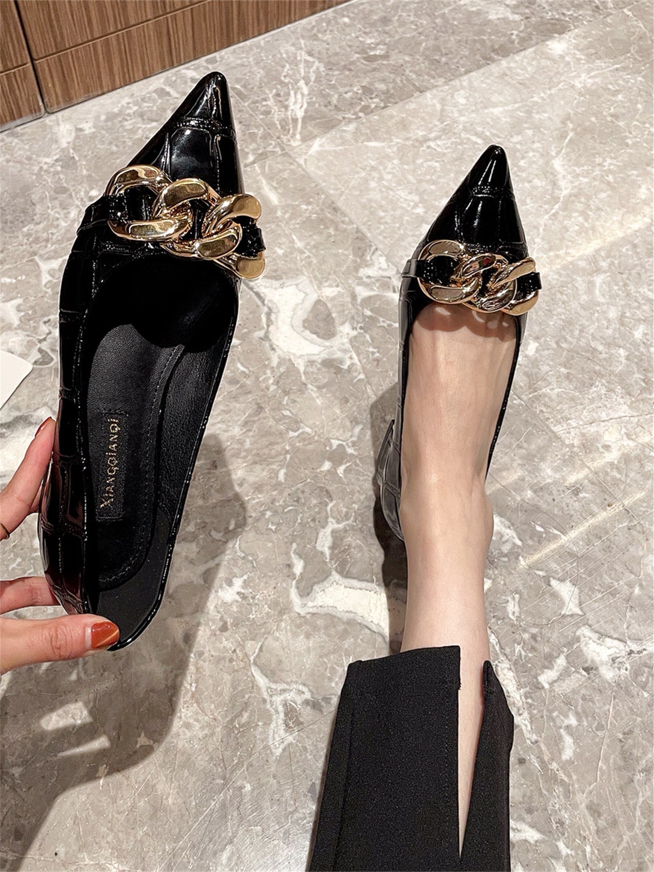 Sapato Verniz Texturizado Croco Com Corrente Metálica