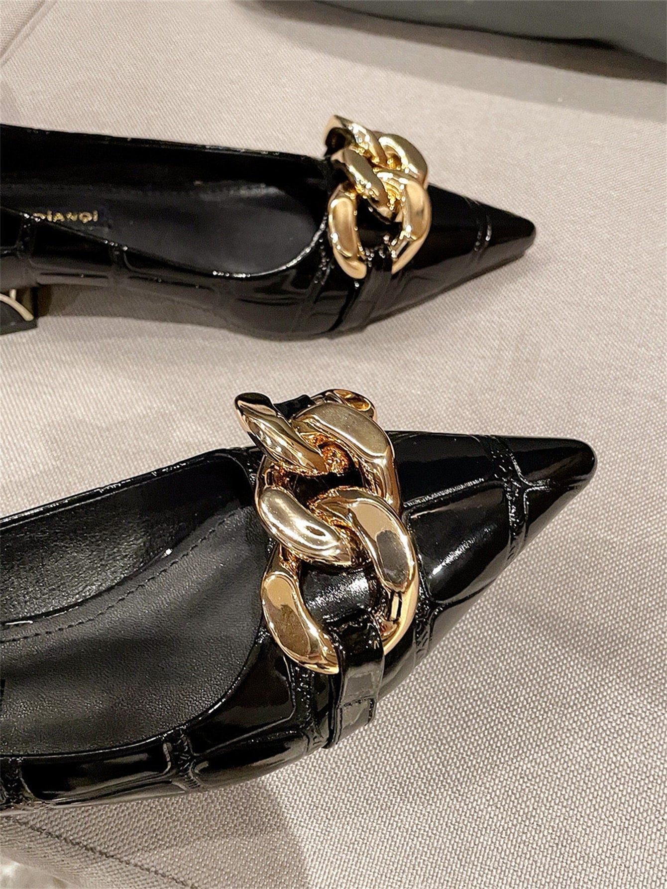 Sapato Verniz Texturizado Croco Com Corrente Metálica