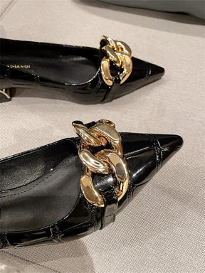 Sapato Verniz Texturizado Croco Com Corrente Metálica