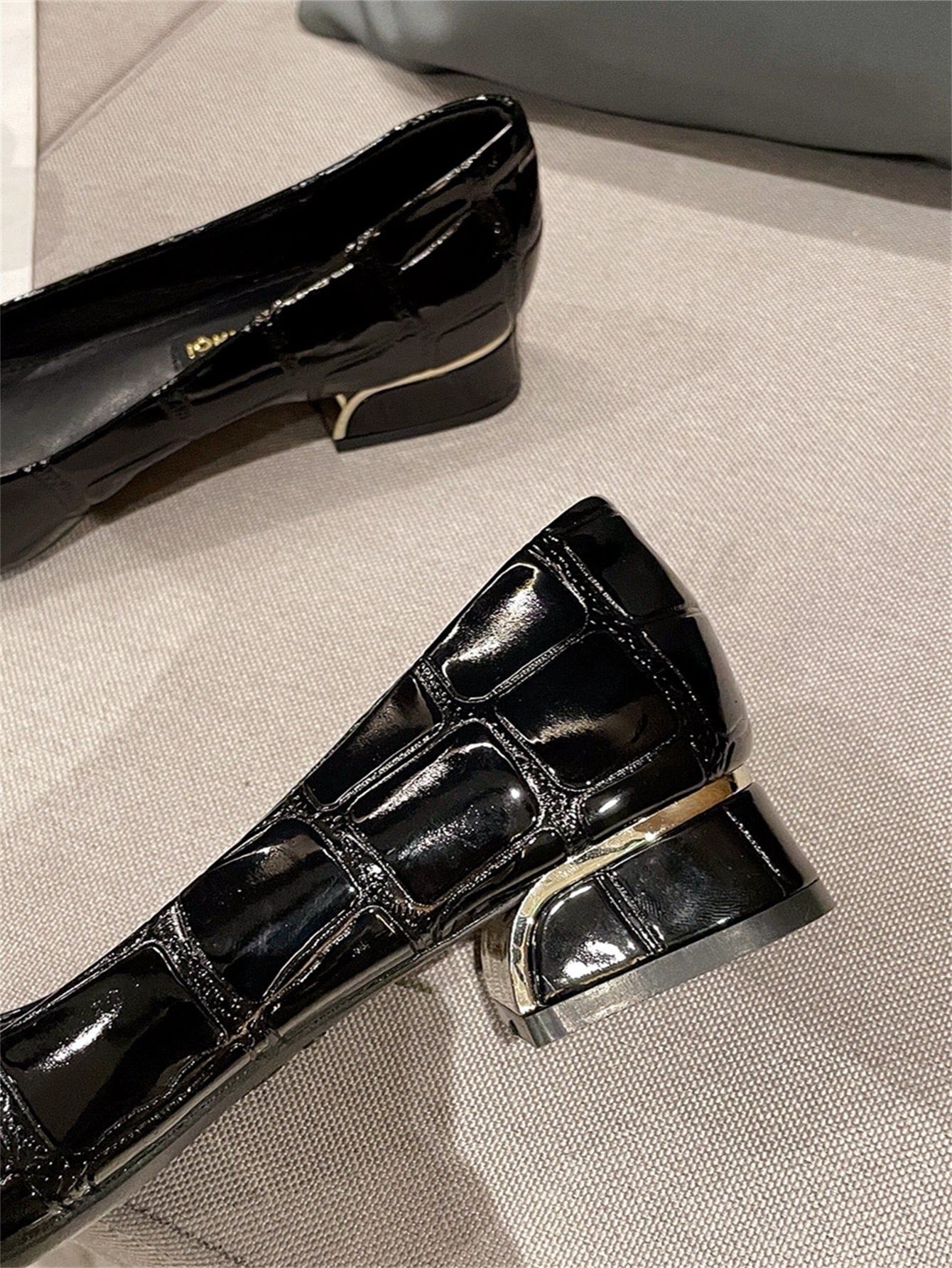 Sapato Verniz Texturizado Croco Com Corrente Metálica