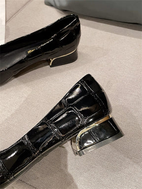 Sapato Verniz Texturizado Croco Com Corrente Metálica